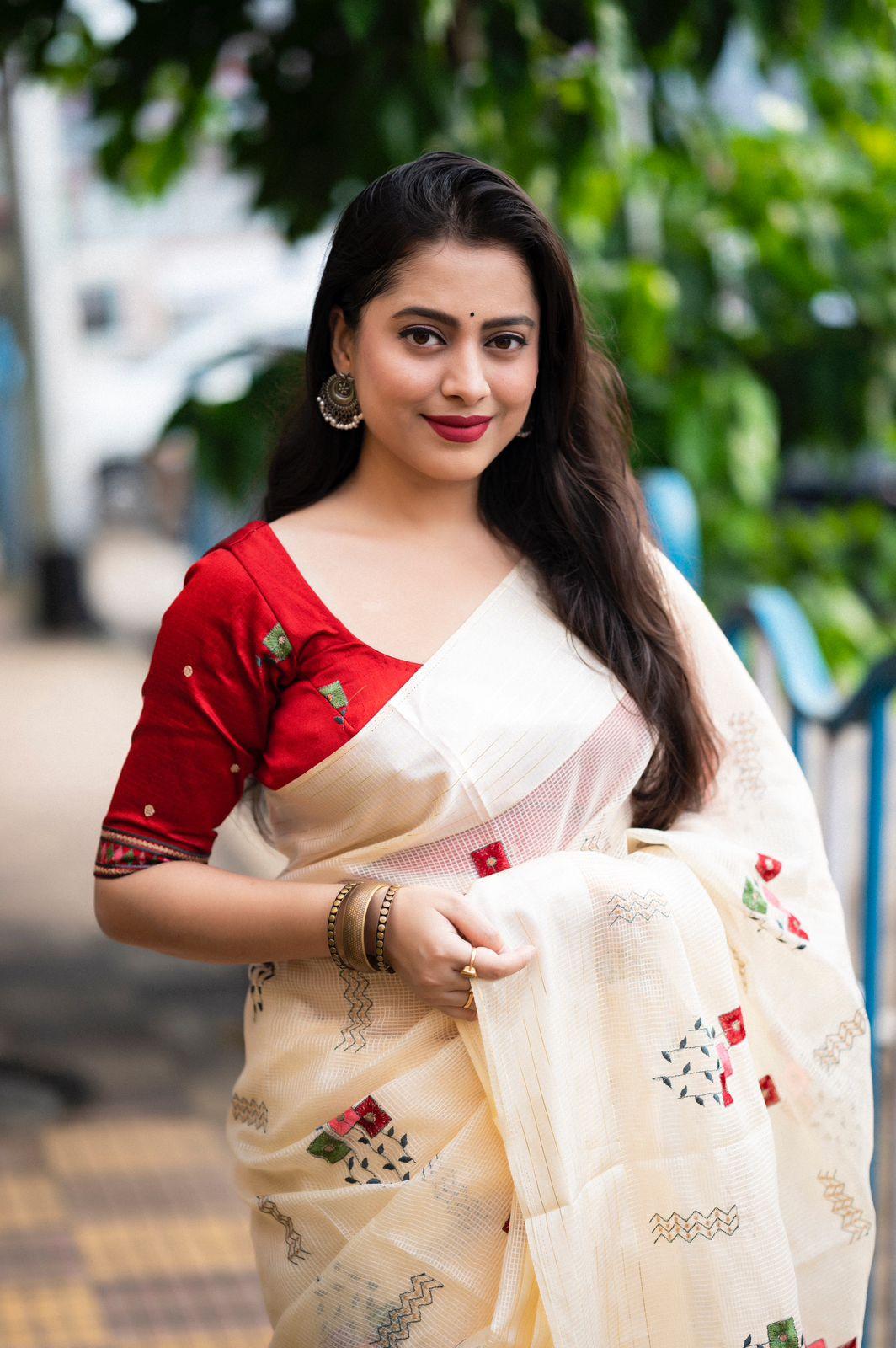 Cream Silk Blend Ethnic Motifs Saree with Unstitched Blouse - Hiral Fashion | Swadesiicart