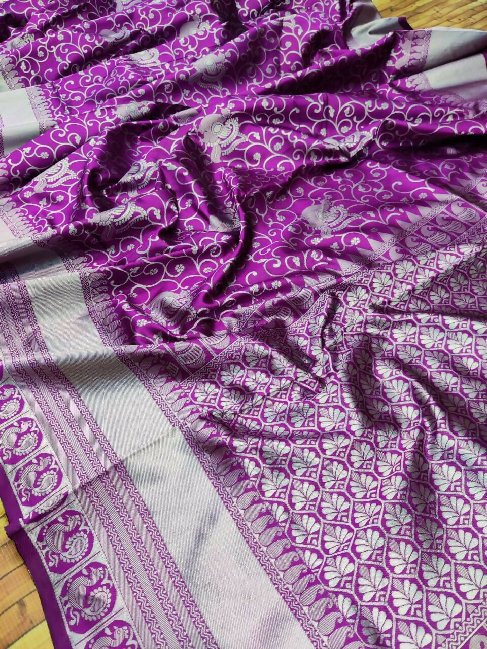 DEIANA'S Beautiful Designer Golden zari Soft Lichi Silk Saree - Majenta - Swadesiicart
