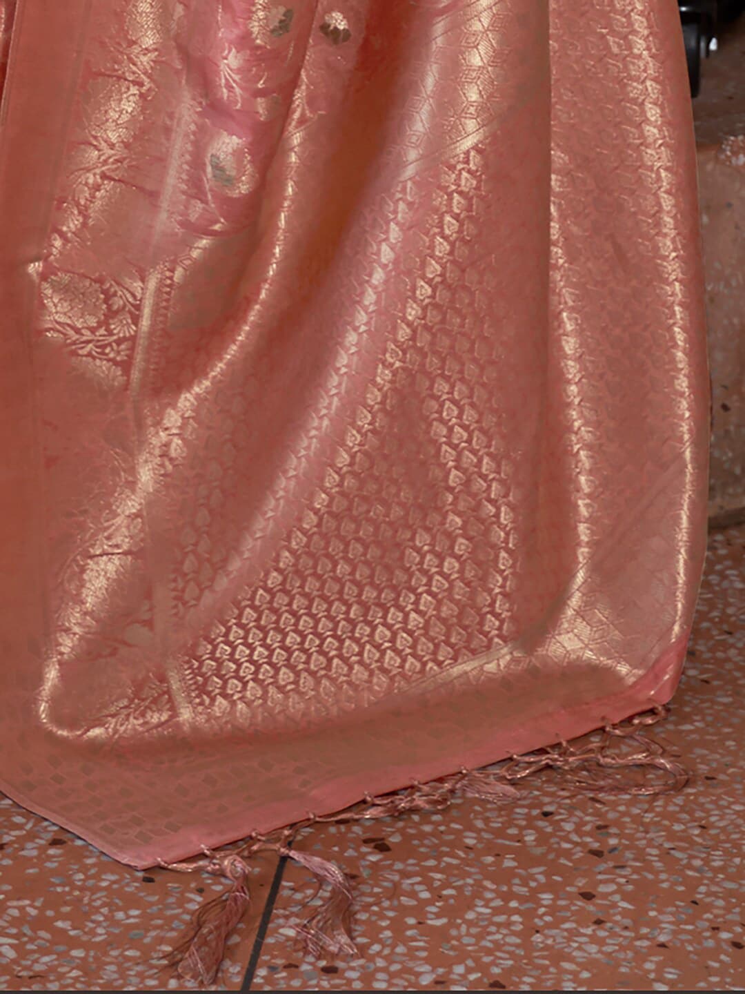Mitera Pink & Gold-Toned Woven Design Zari Silk Blend Banarasi Saree | Swadesiicart