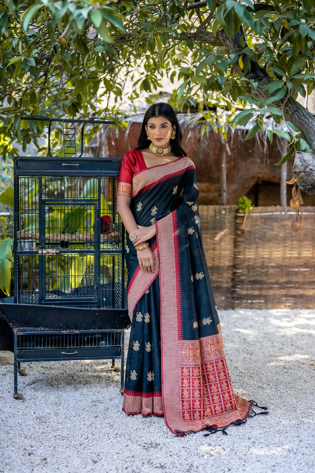 Vishnu Weaves Women's Black Tussar Silk Zari Woven Saree with Blouse - Swadesiicart