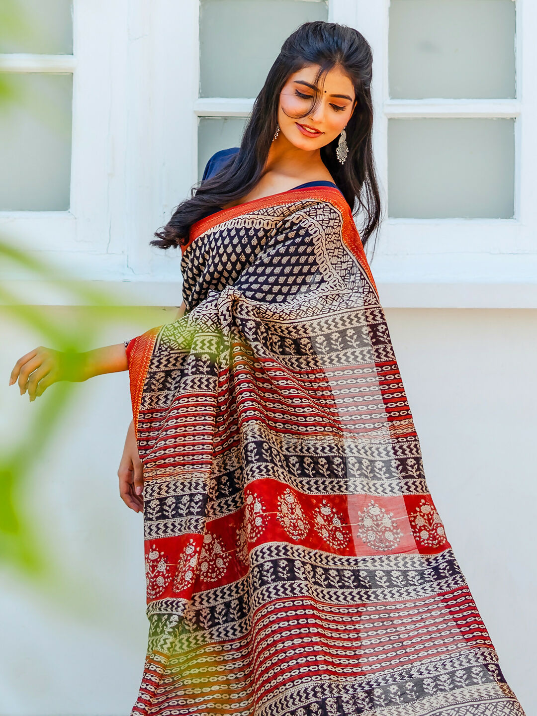 Zibaa Hand-Blocked Pure Maheshwari Silk Navy Blue Saree | Swadesiicart