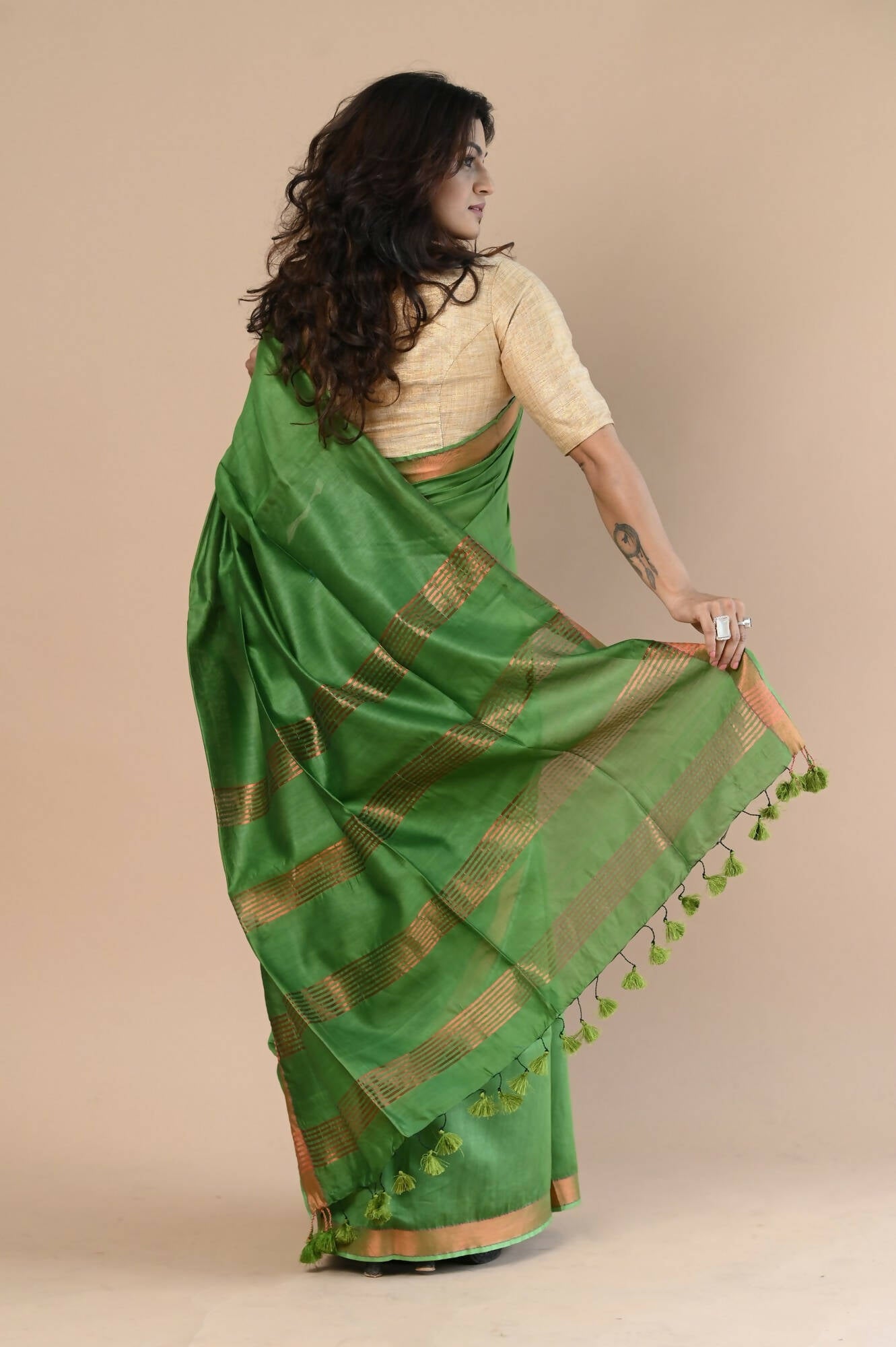 Very Much Indian Handloom Cotton Silk Maheshwari Saree With Sleek Golden Border - Leaf Green | Swadesiicart