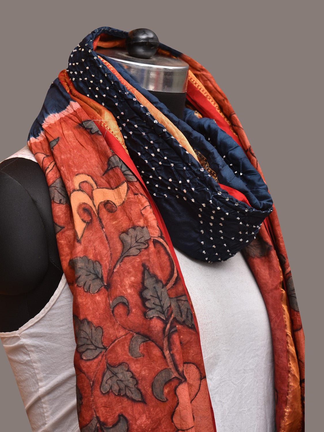 Navy and Red Bandhani Kanchipuram Silk Handloom Dupatta with Kalamkari Design - Global Threads | Swadesiicart