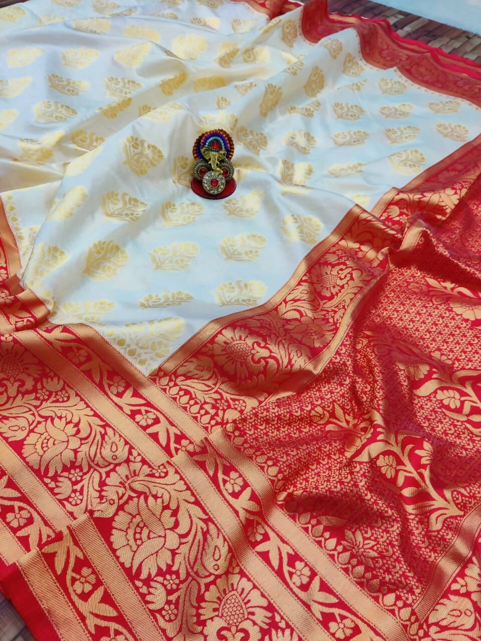 DEIANA'S Beautiful Designer Golden zari Soft Lichi Silk Saree - White - Swadesiicart