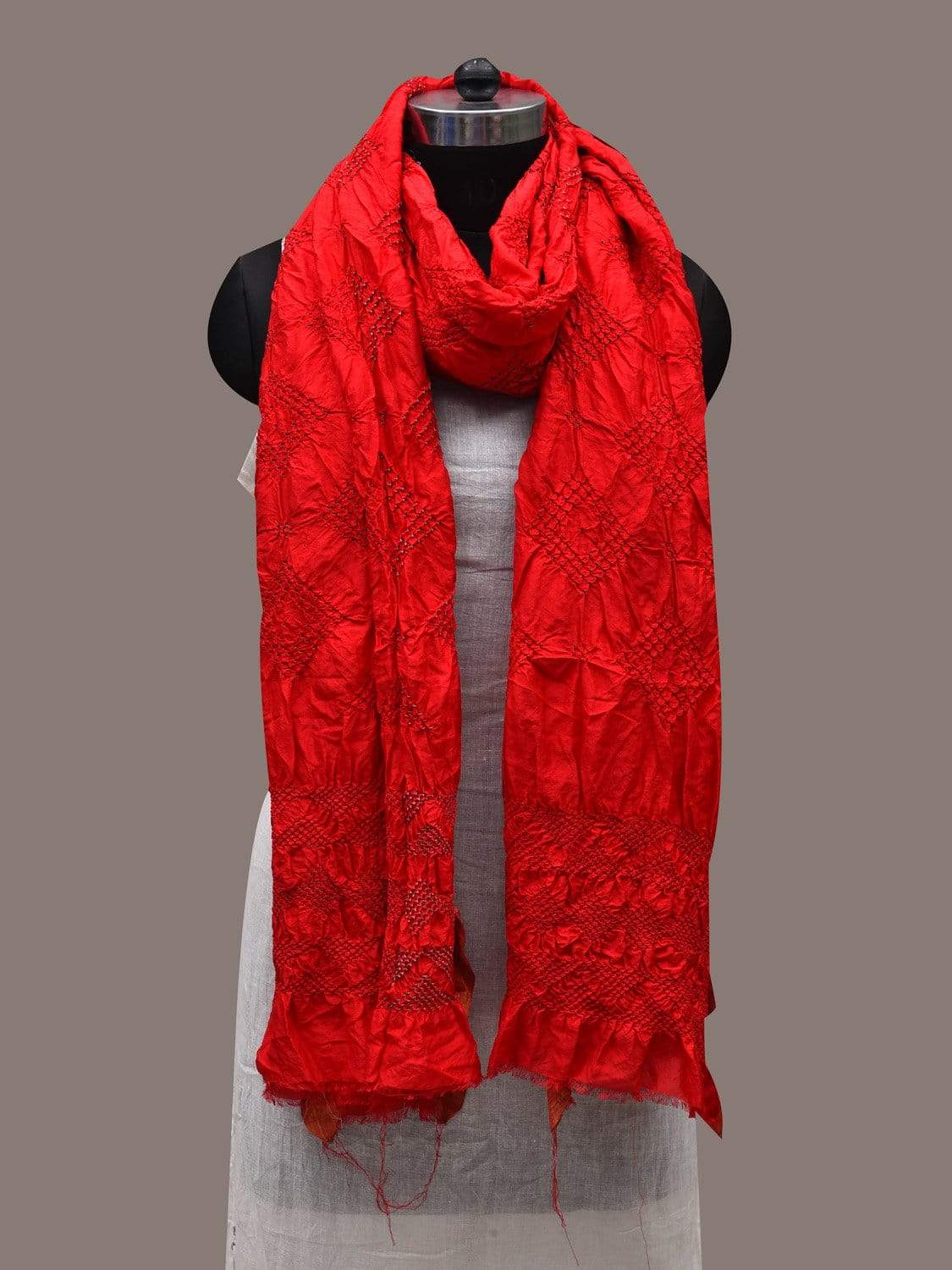 Red Bandhani Silk Handloom Dupatta with Geometric Design - Global Threads | Swadesiicart