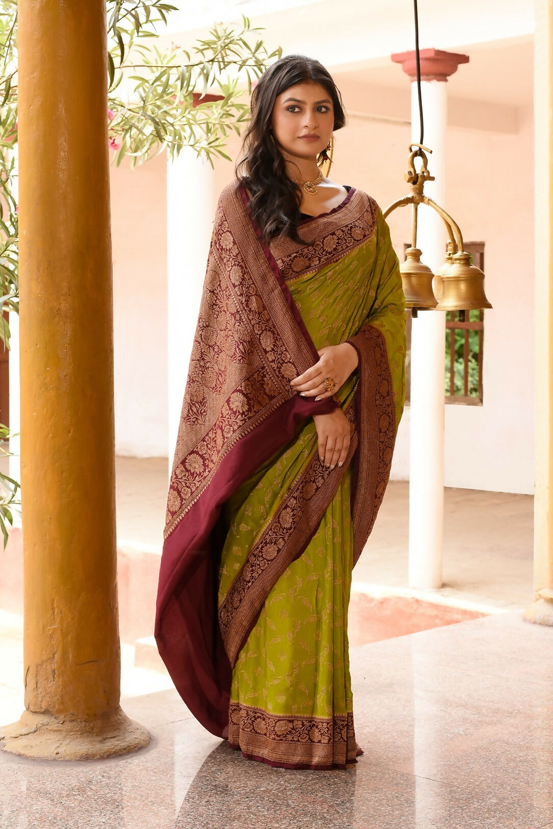 Joban Fashion Grass Green Crepe Chiffon Pure Handloom Banarasi Silk Saree | Swadesiicart