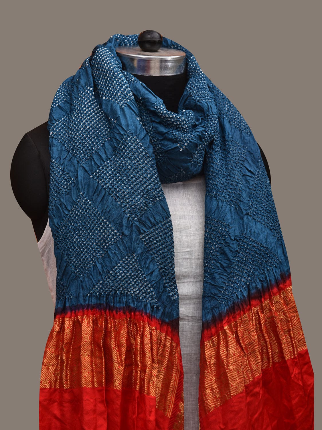 Teal and Red Bandhani Kanchipuram Silk Handloom Dupatta with Border Design - Global Threads | Swadesiicart