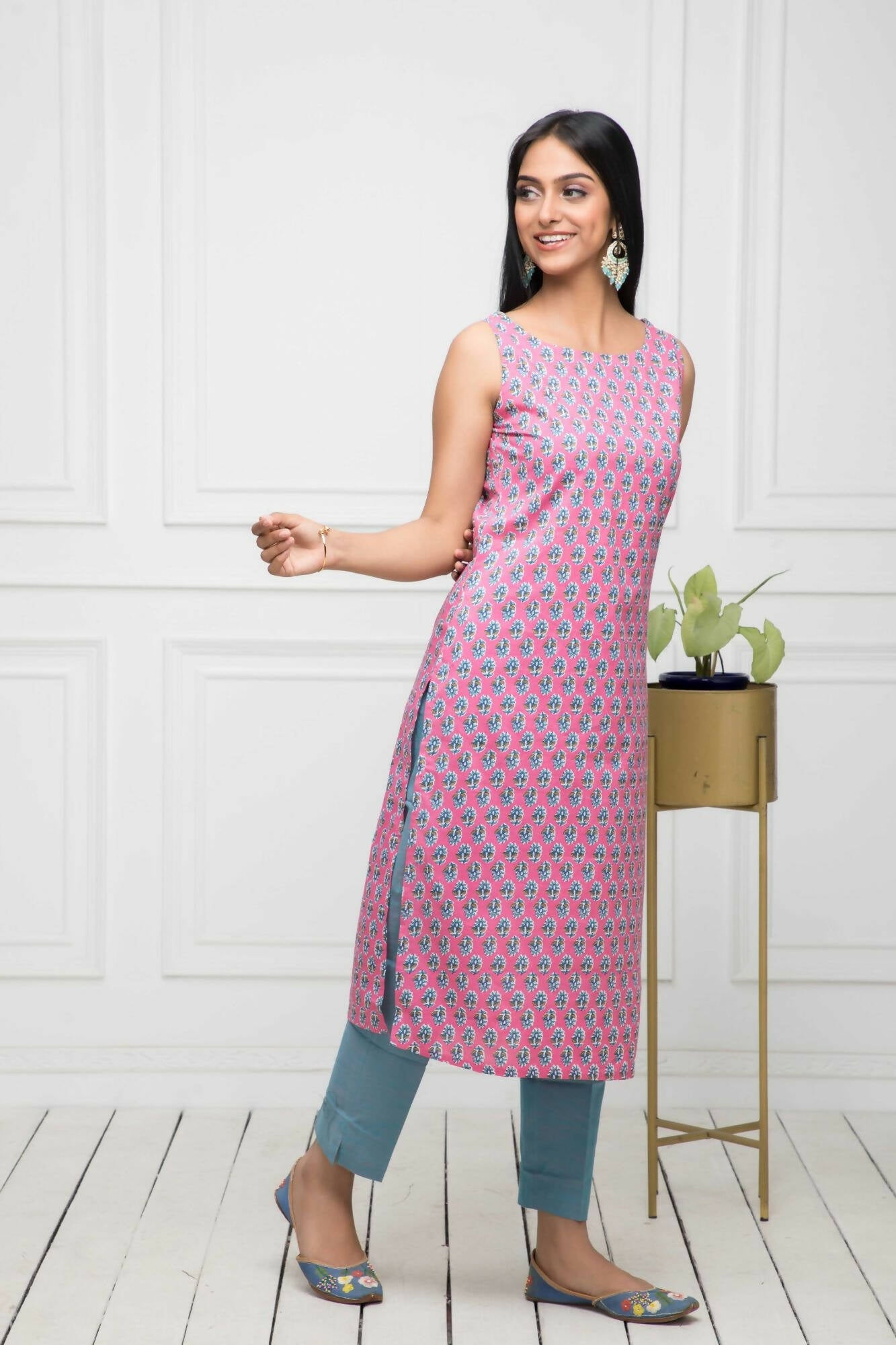 Myshka Women Pink Solid Cotton Straight Round Neck Kurtas - Swadesiicart