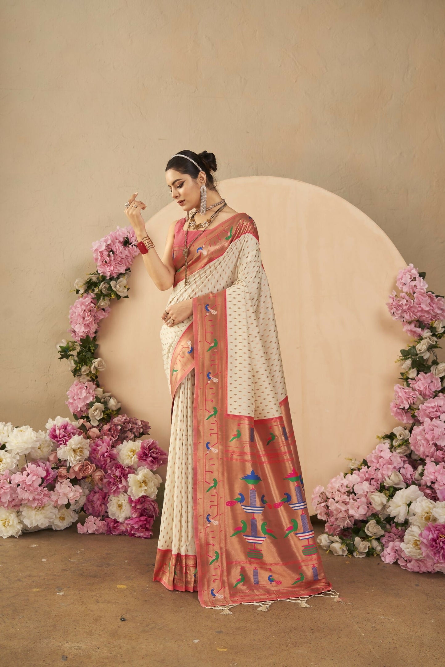 Vishnu Weaves Women's White Paithani Silk Saree with Blouse - Swadesiicart