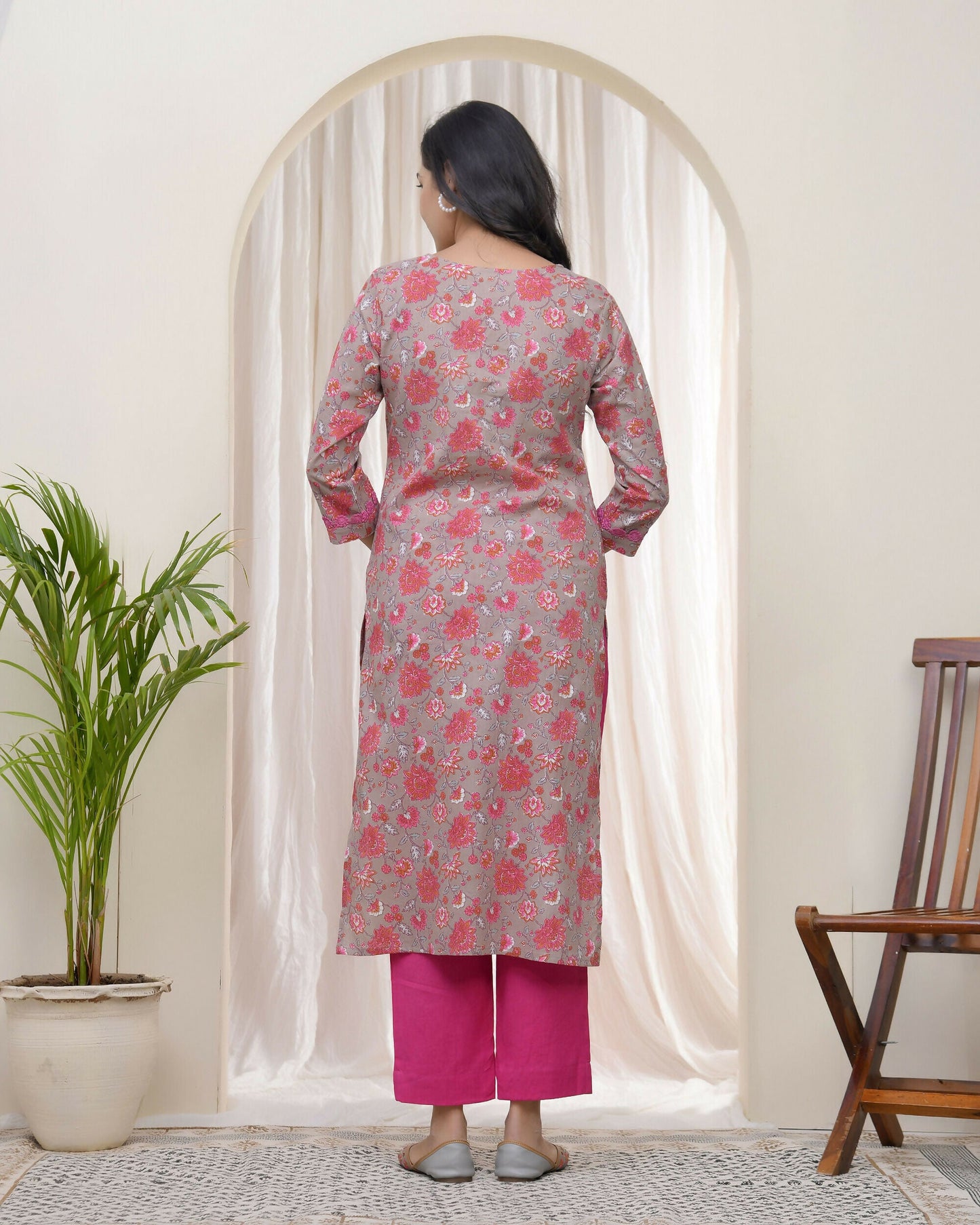 Vaasva Women Charcoal Cotton Printed Straight Kurti With Pant | Swadesiicart