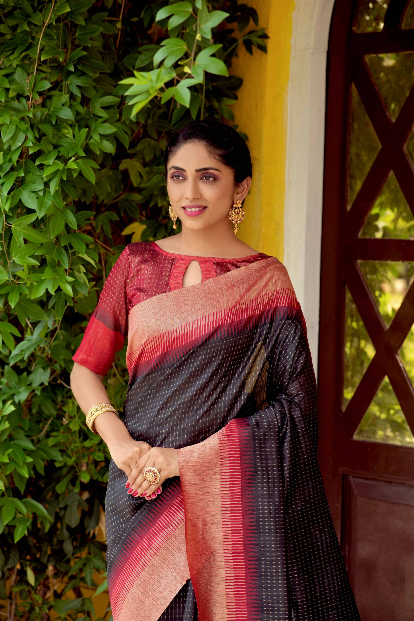 Vishnu Weaves Women's Black South Silk Zari Woven Saree with Unstitched Blouse - Swadesiicart