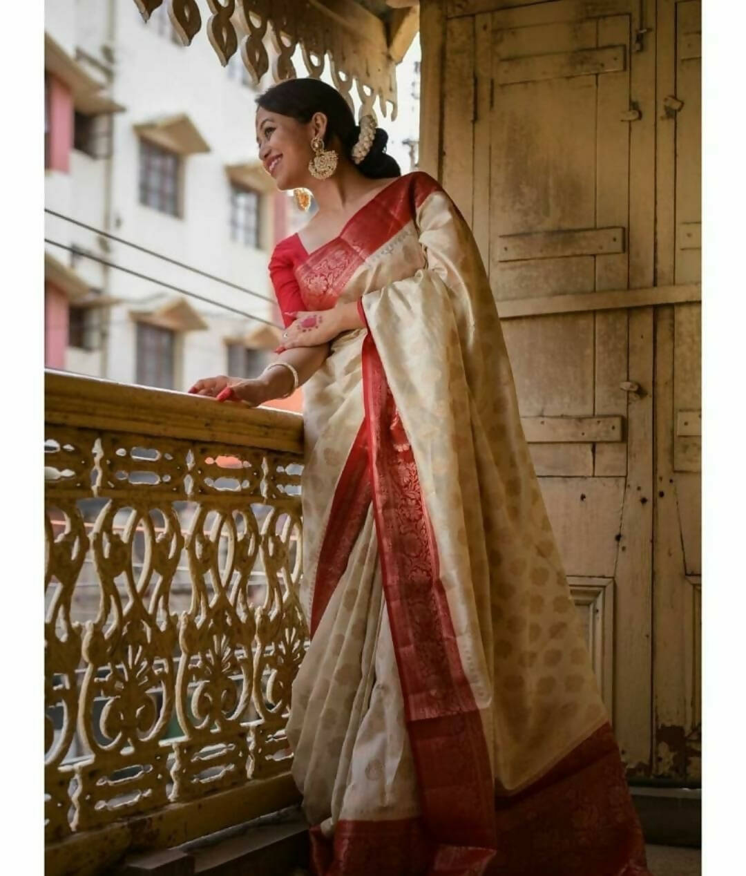 DEIANA'S Beautiful Designer Golden zari Soft Lichi Silk Saree - White - Swadesiicart