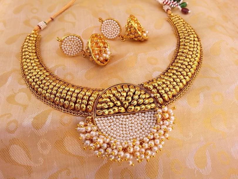 White Pearls Antique Necklace Set
