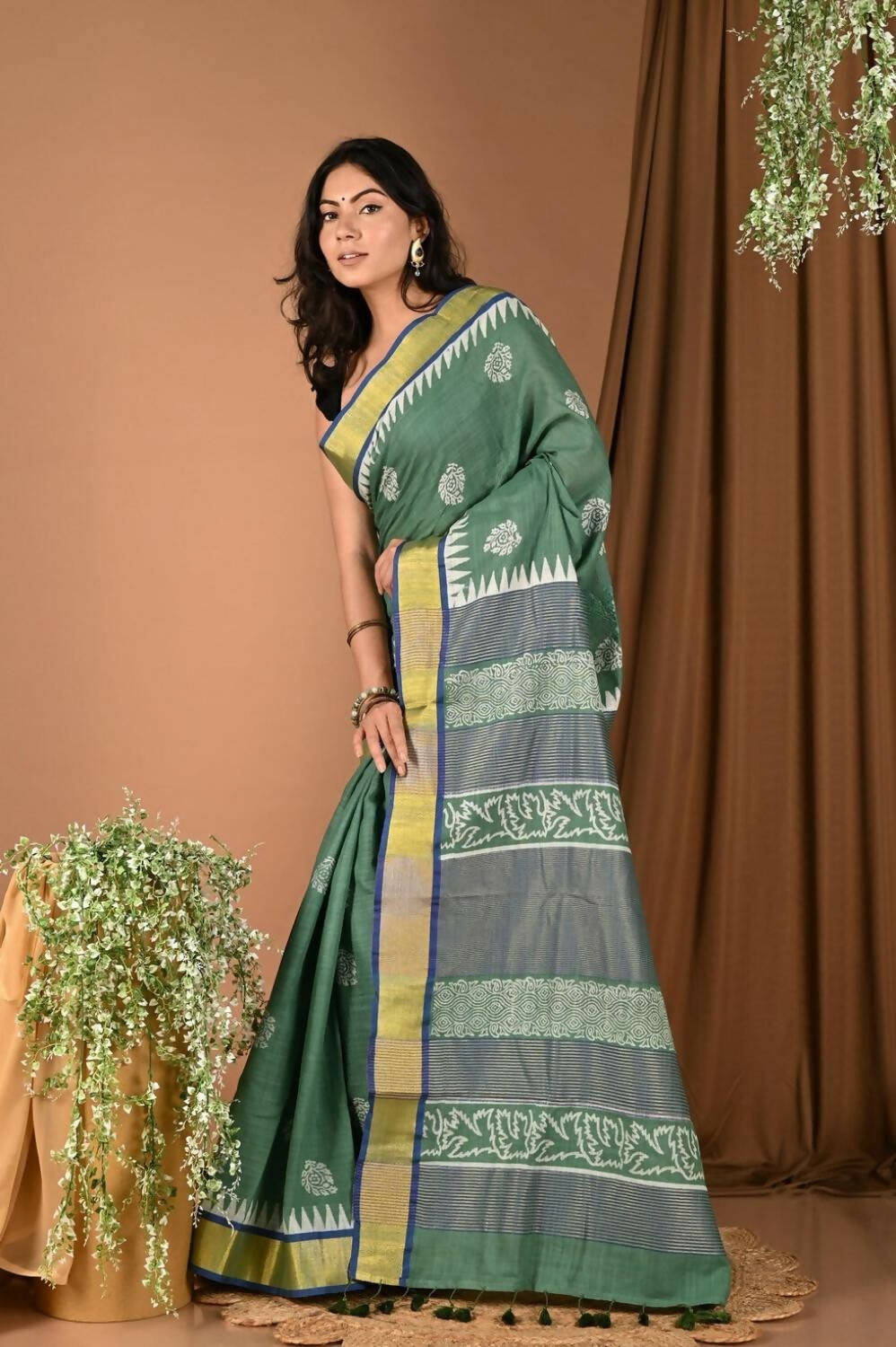 Very Much Indian Pure Cotton Handloom Saree With Intricate Borders - Green | Swadesiicart