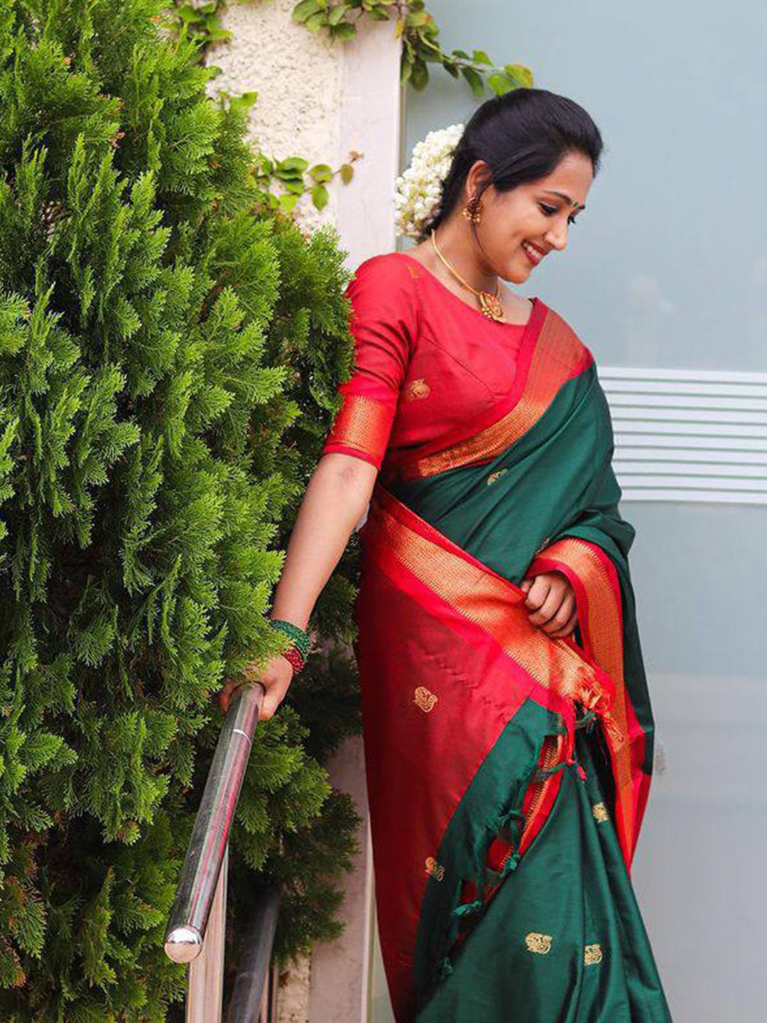 Kalini Ethnic Motif Woven Design Zari Banarasi Saree | Swadesiicart