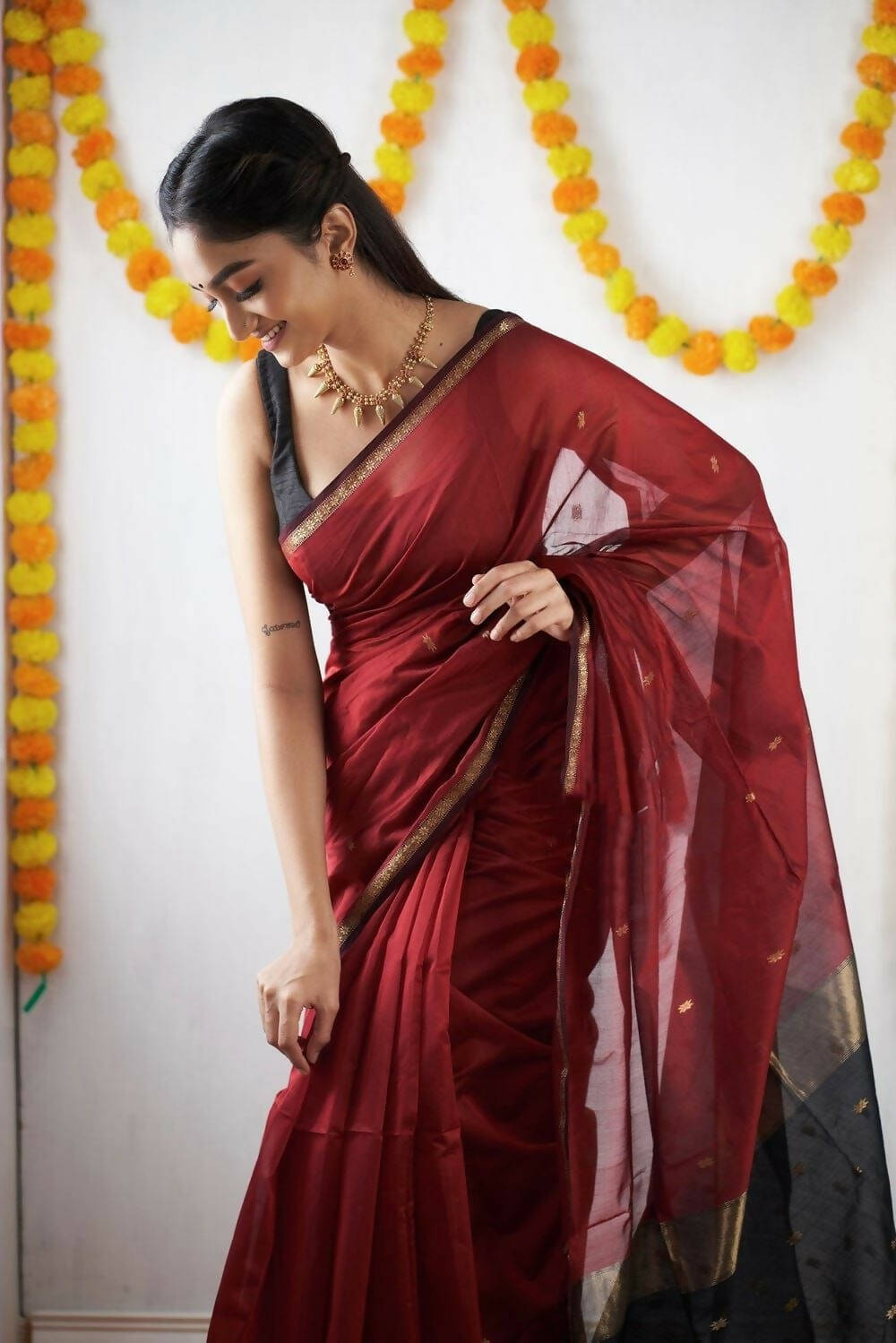 DEIANA'S Beautiful Designer Golden zari Soft Cotton Saree - Red - Swadesiicart
