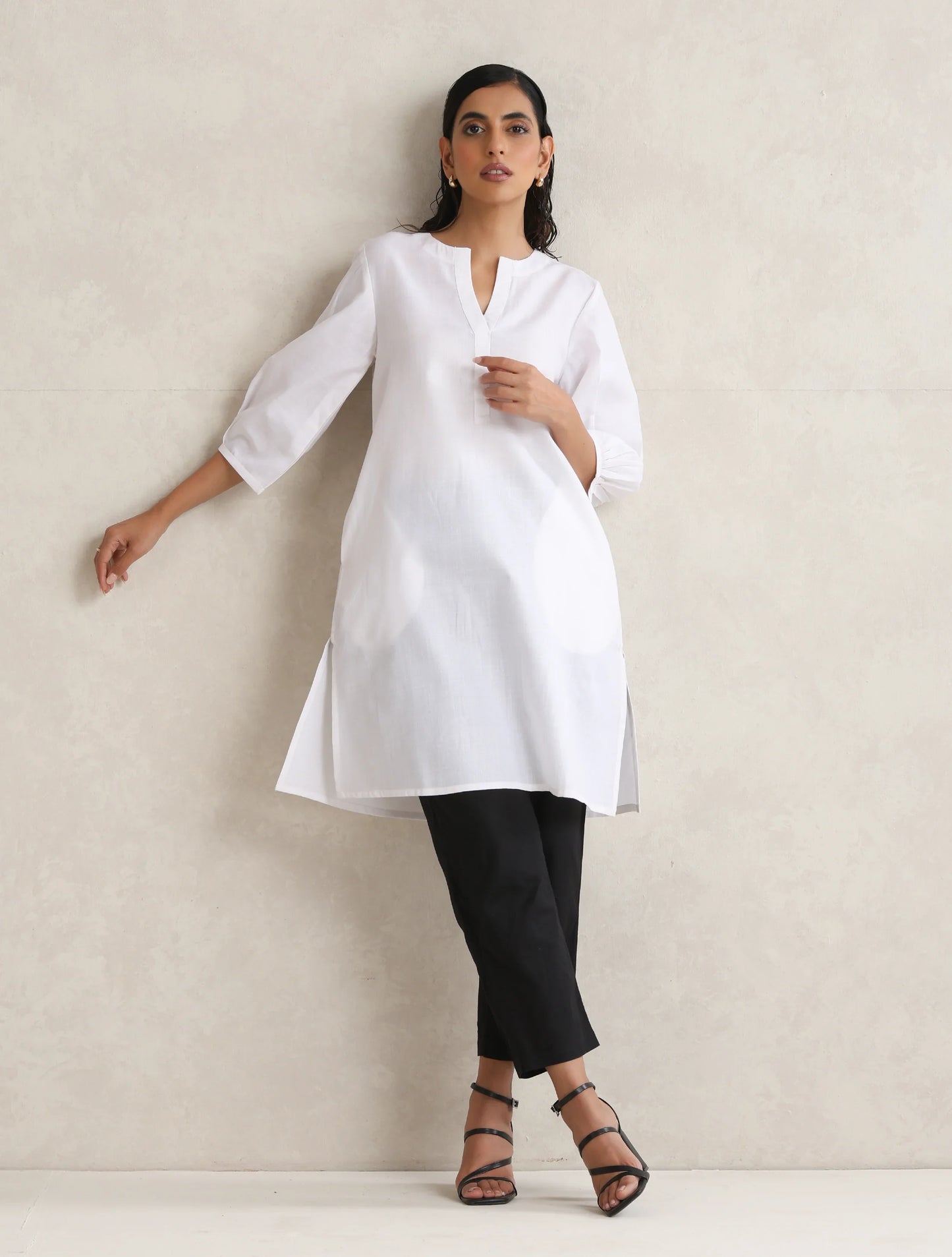 trueBrowns White Cotton Blend Short Kurta | Swadesiicart