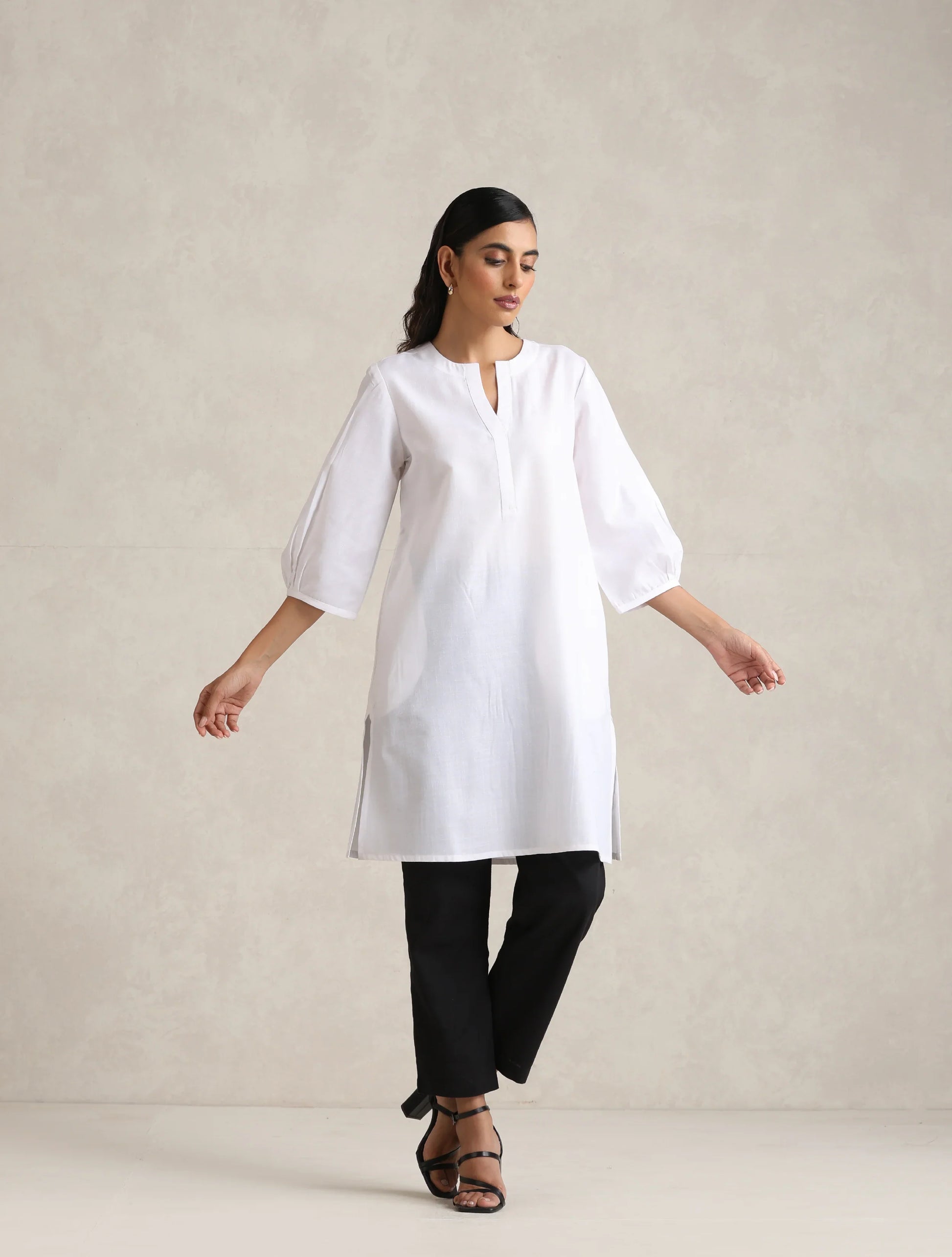 trueBrowns White Cotton Blend Short Kurta | Swadesiicart
