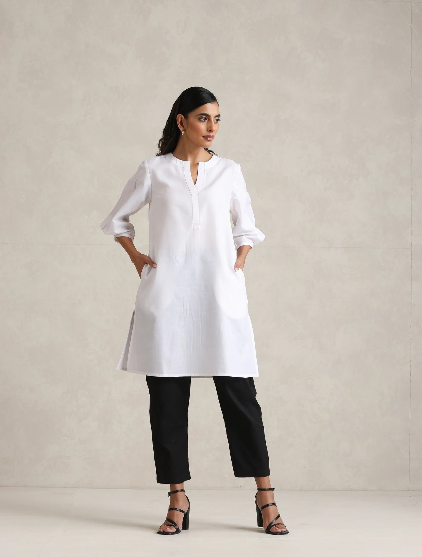 trueBrowns White Cotton Blend Short Kurta | Swadesiicart