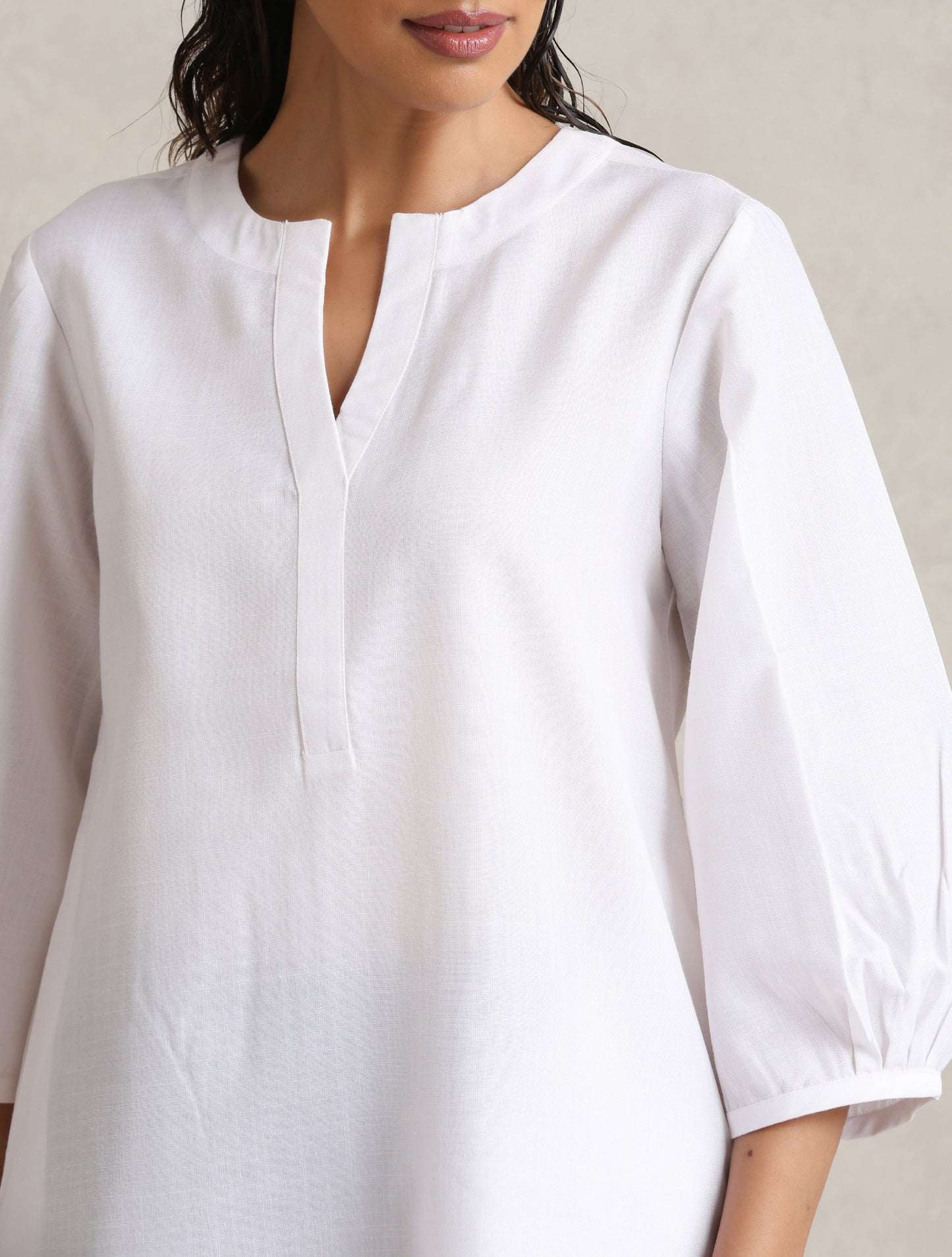 trueBrowns White Cotton Blend Short Kurta | Swadesiicart