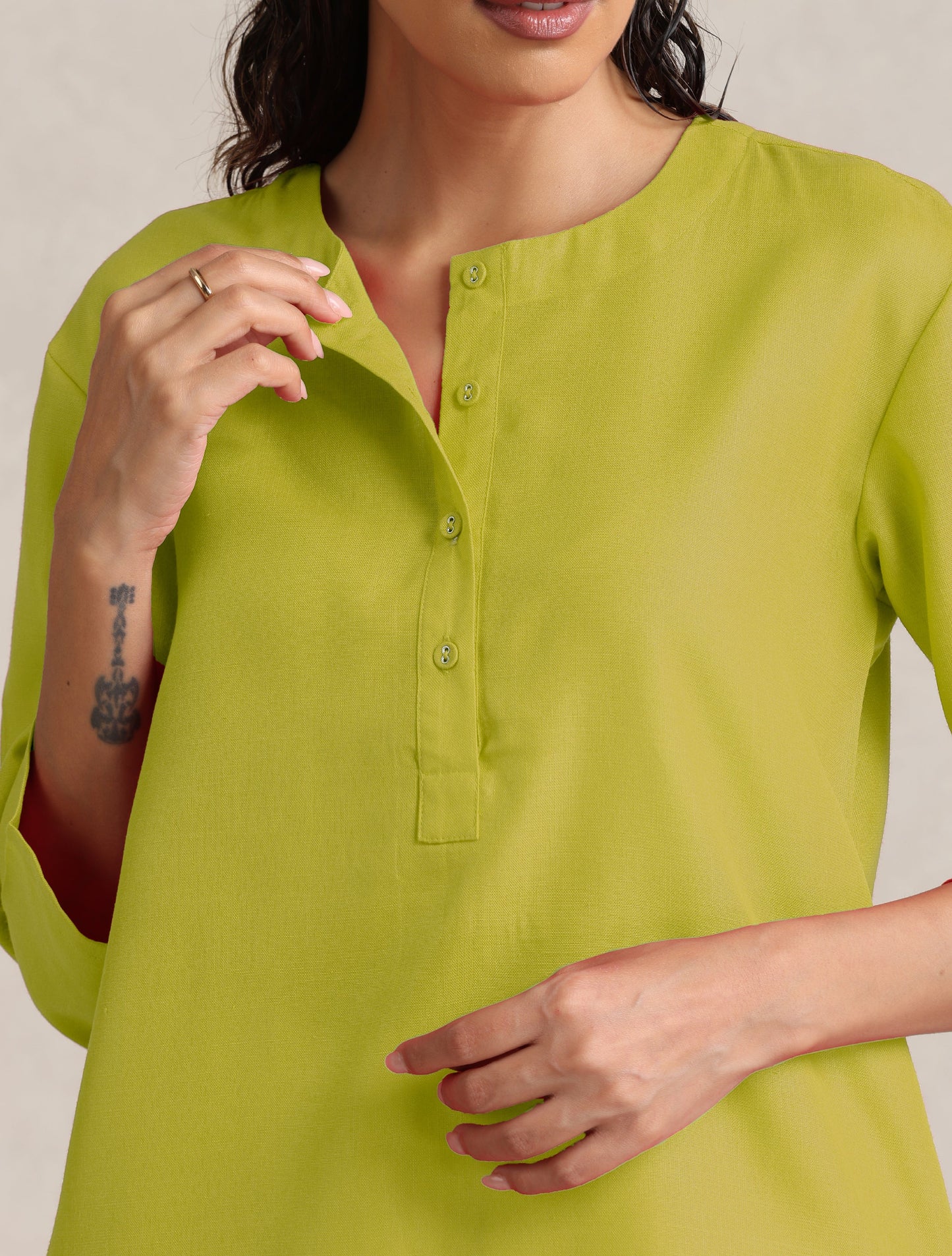 trueBrowns Lime Cotton Blend Short Kurta | Swadesiicart