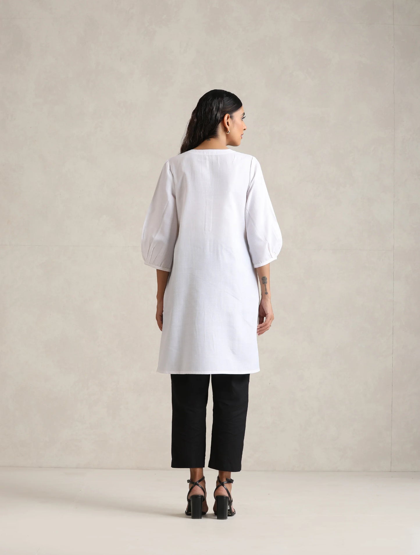 trueBrowns White Cotton Blend Short Kurta | Swadesiicart