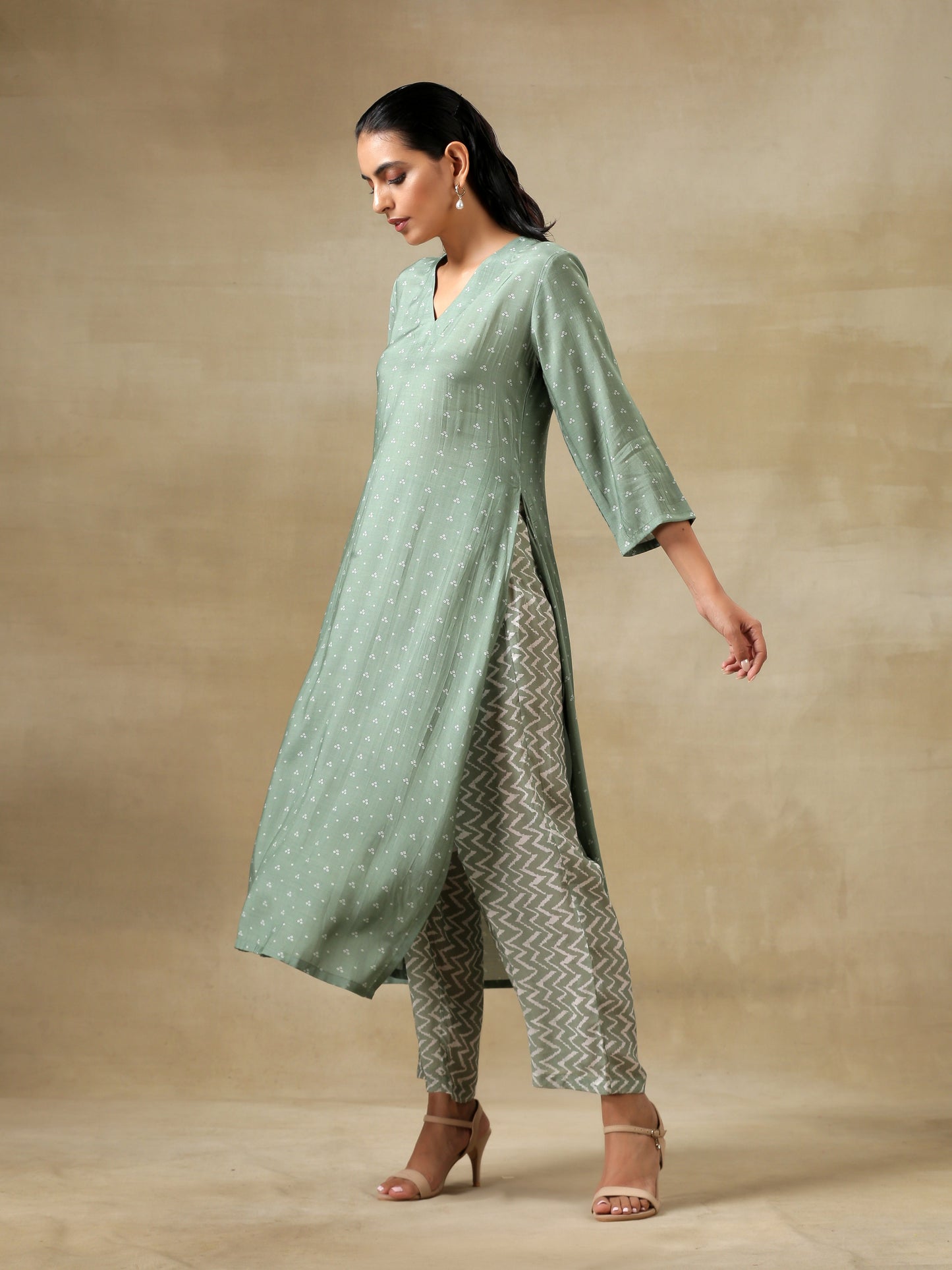 trueBrowns Light Green Bandhani Printed Silk High Slit Kurta Pant Set | Swadesiicart