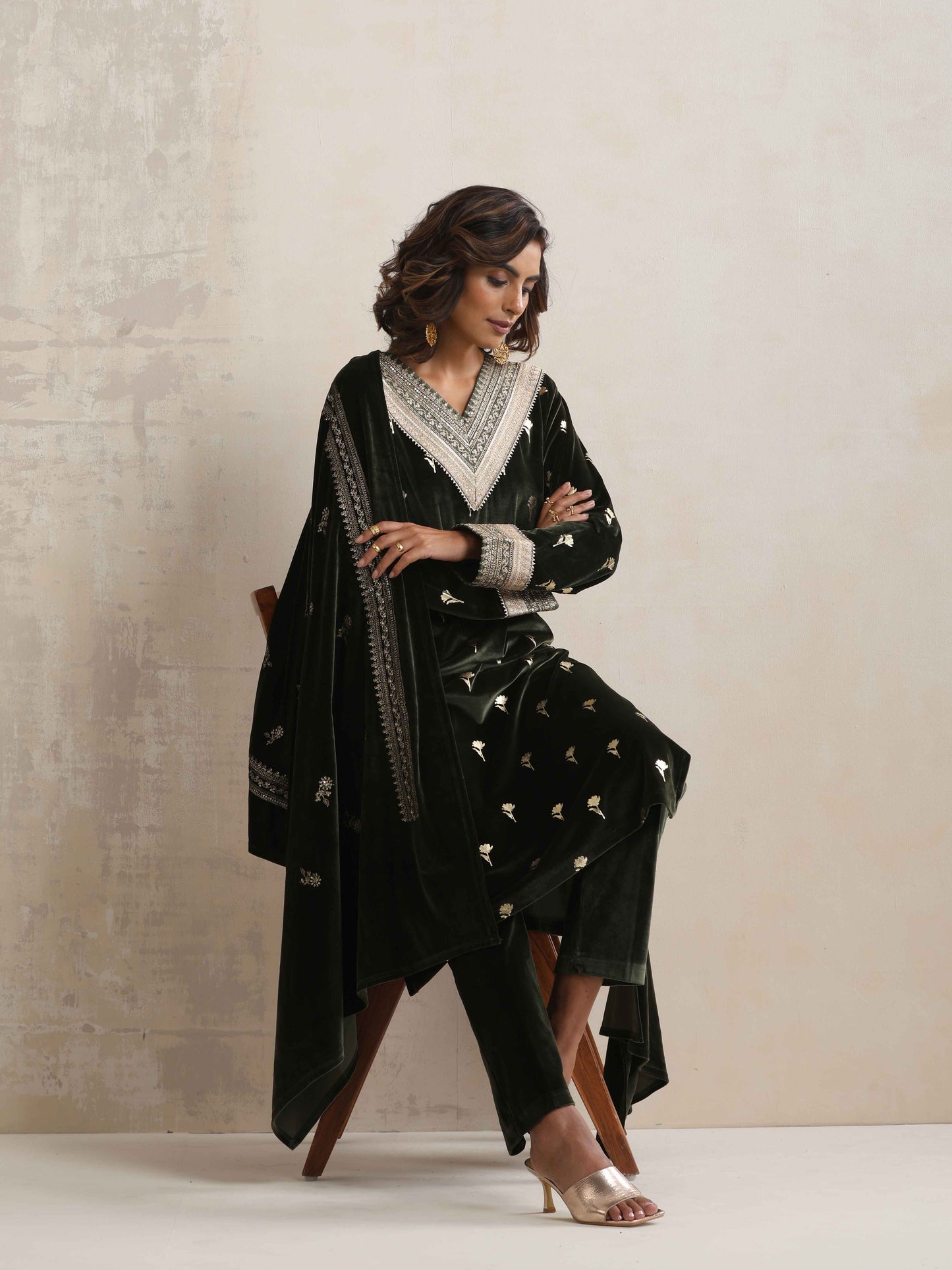 trueBrowns Green Velvet Floral Embroidered Kurta Pant Dupatta Set | Swadesiicart