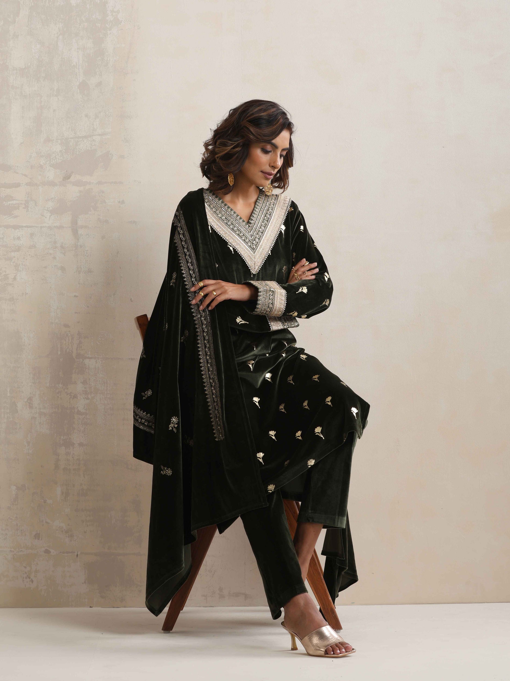 trueBrowns Green Velvet Floral Embroidered Kurta Pant Dupatta Set | Swadesiicart
