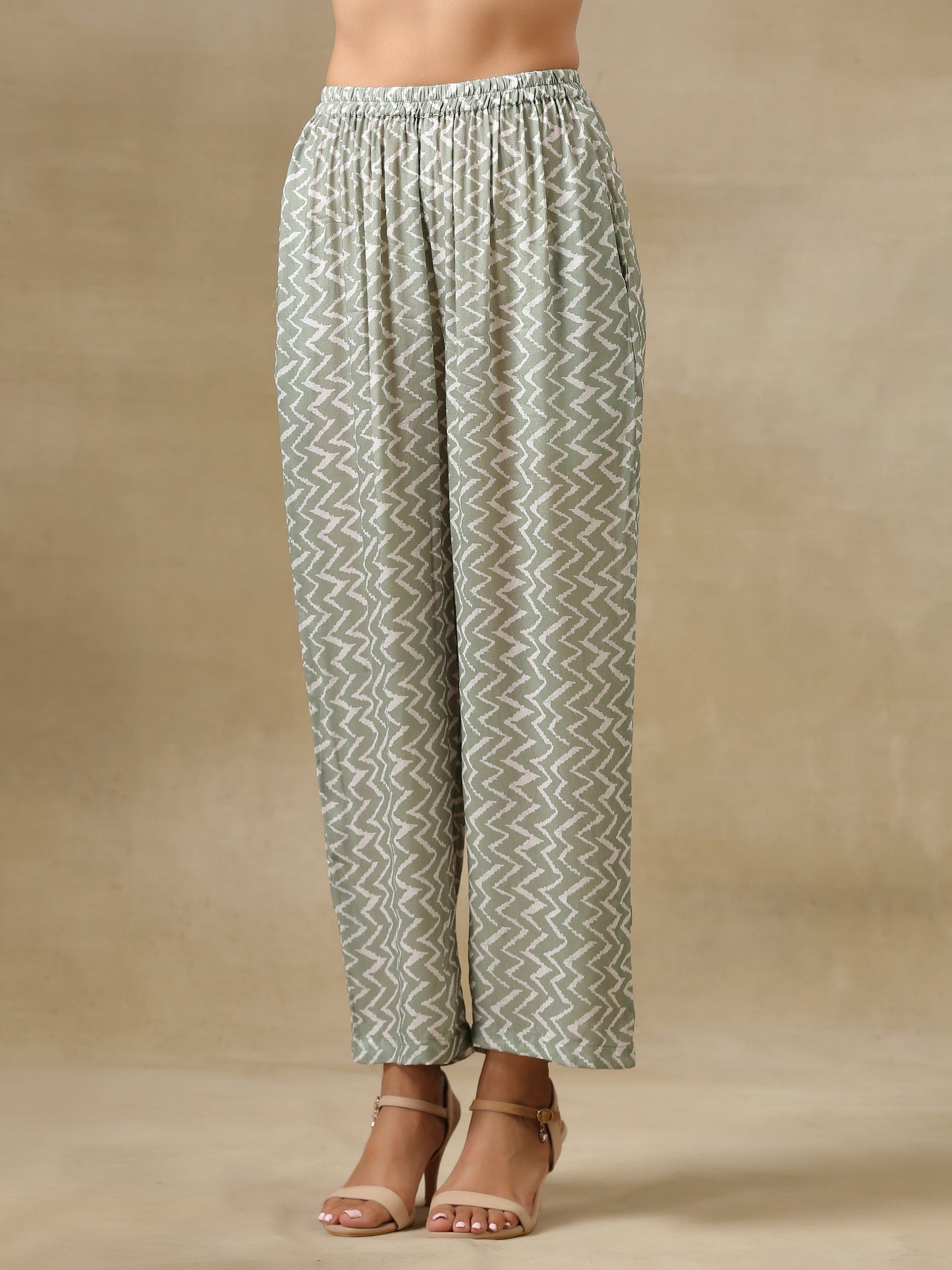 trueBrowns Light Green Bandhani Printed Silk V-Neck Co-Ord Set - Swadesiicart