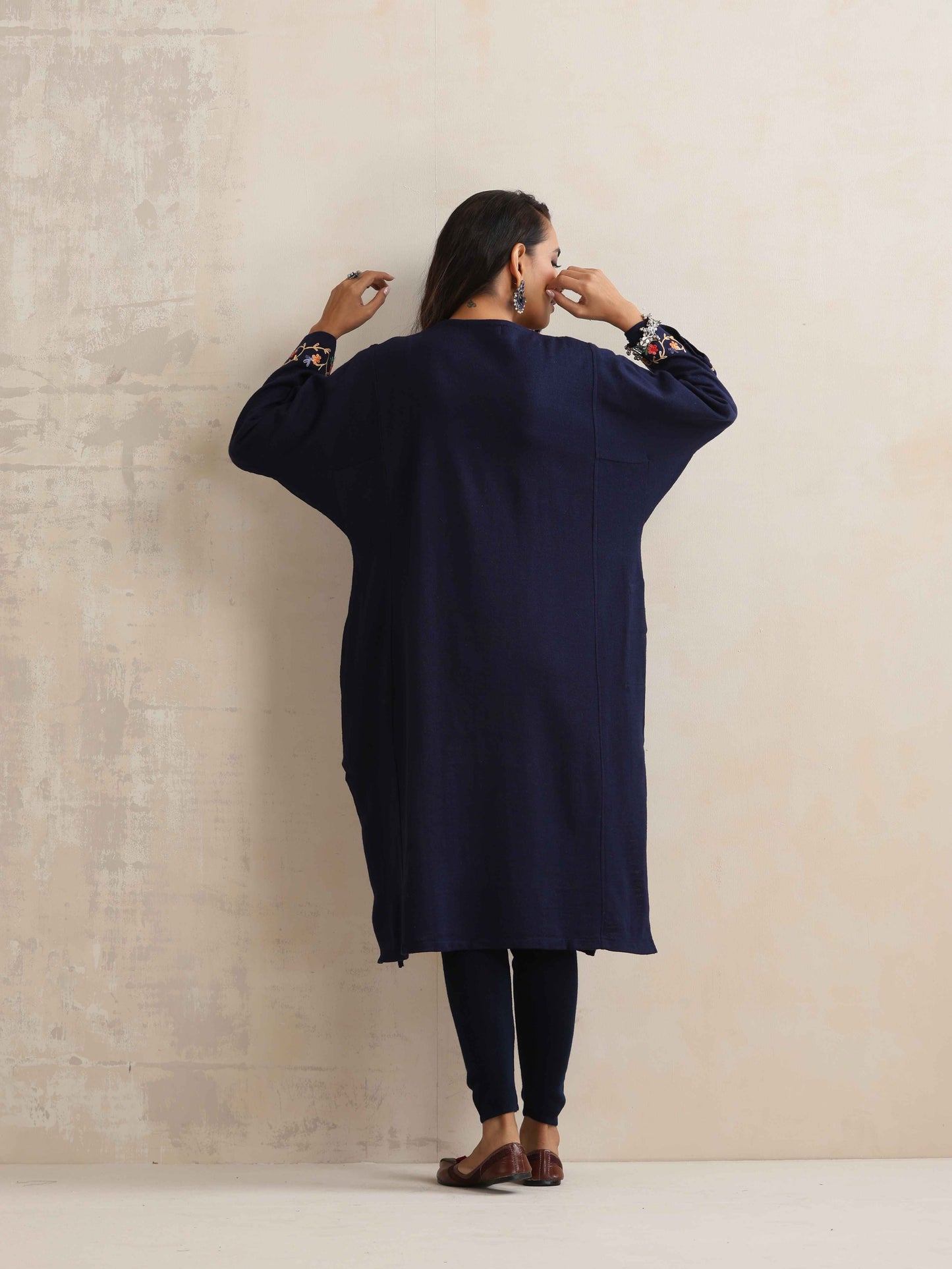 trueBrowns Blue Kashmiri Floral Embroidered Woollen Phiran Kurta | Swadesiicart
