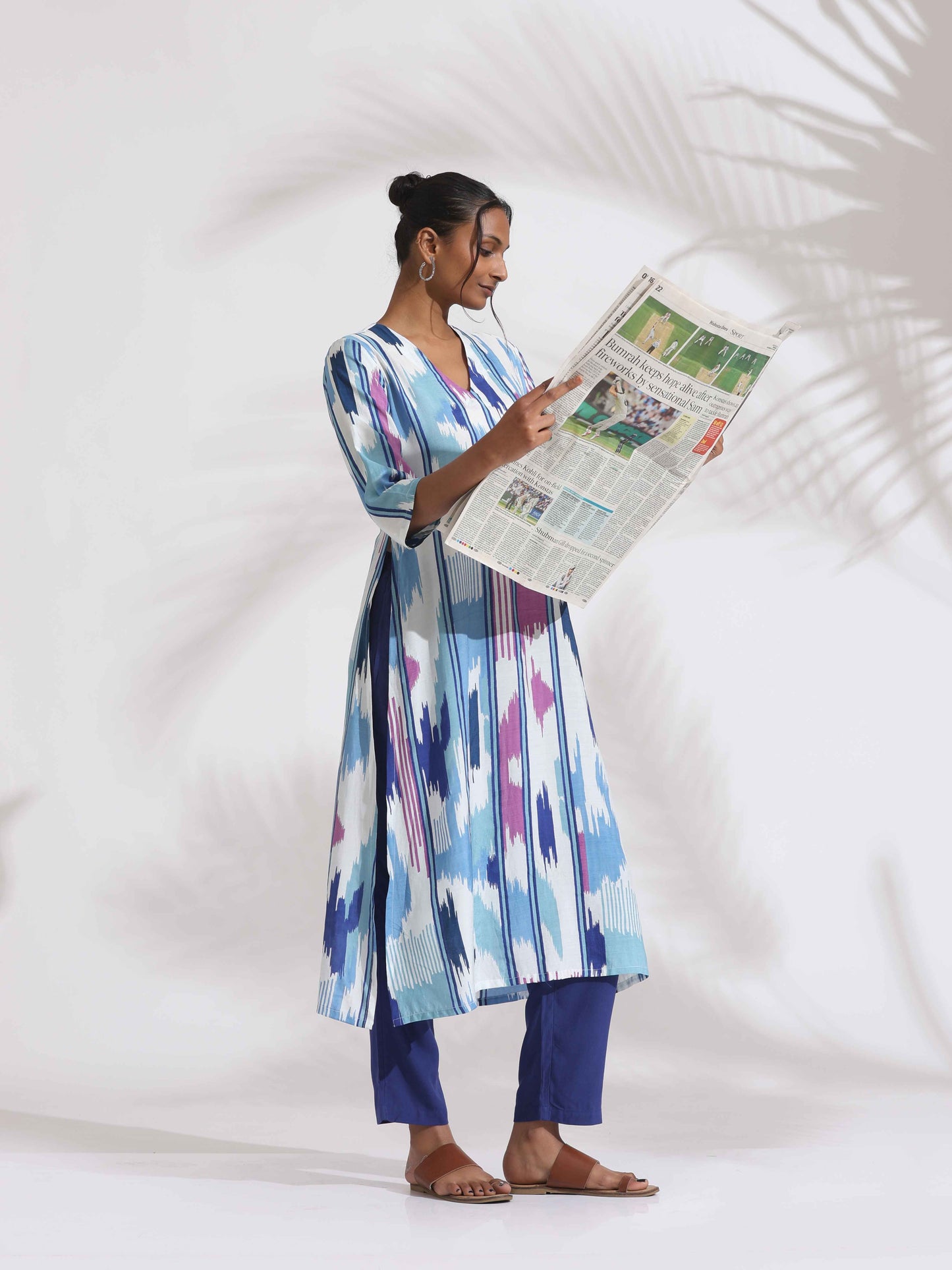 trueBrowns Blue Ikat Print Muslin Kurta Set | Swadesiicart