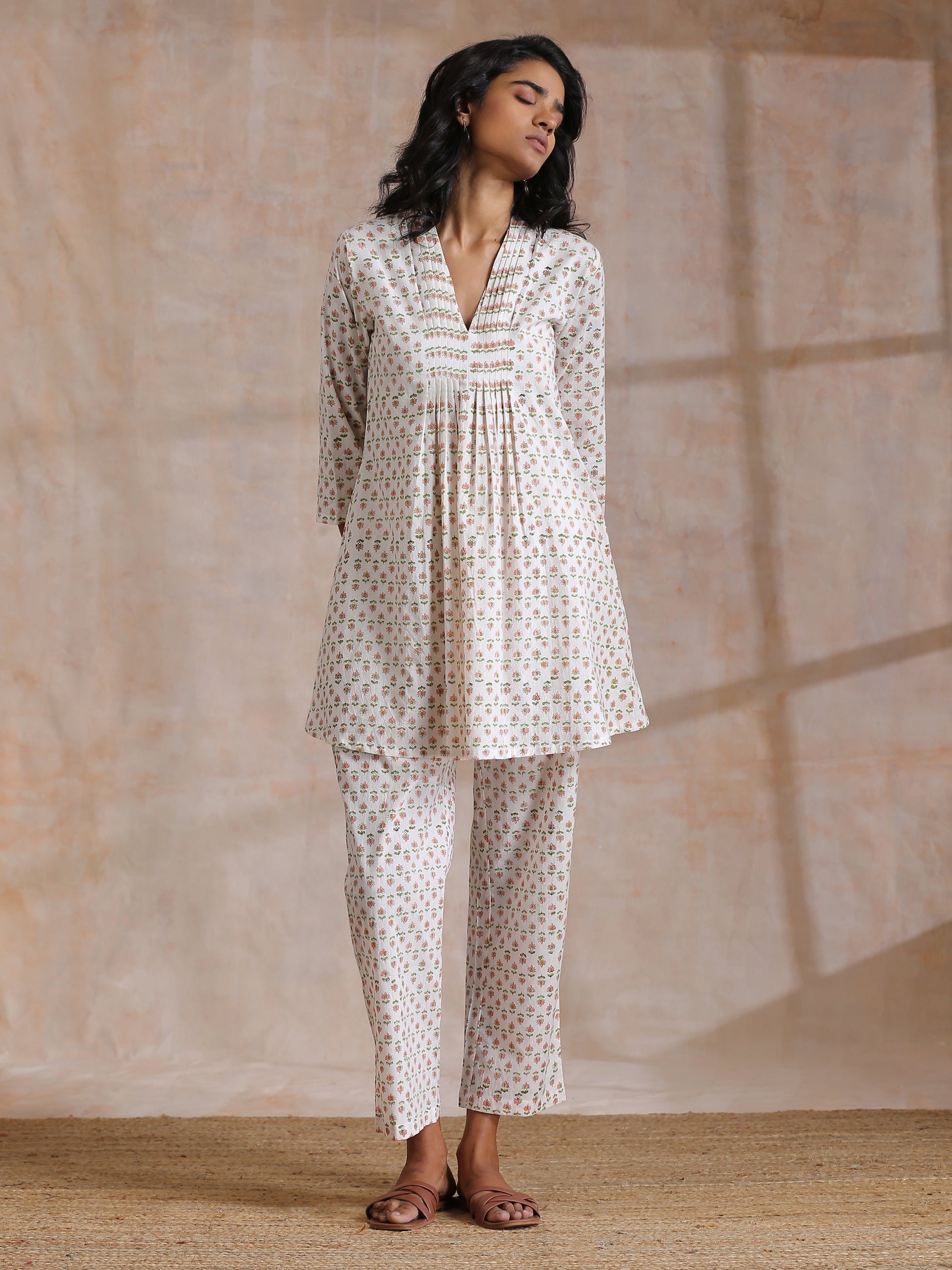 trueBrowns White With Small Floral Booti Print Cotton Pleated Co-Ord Set - Swadesiicart