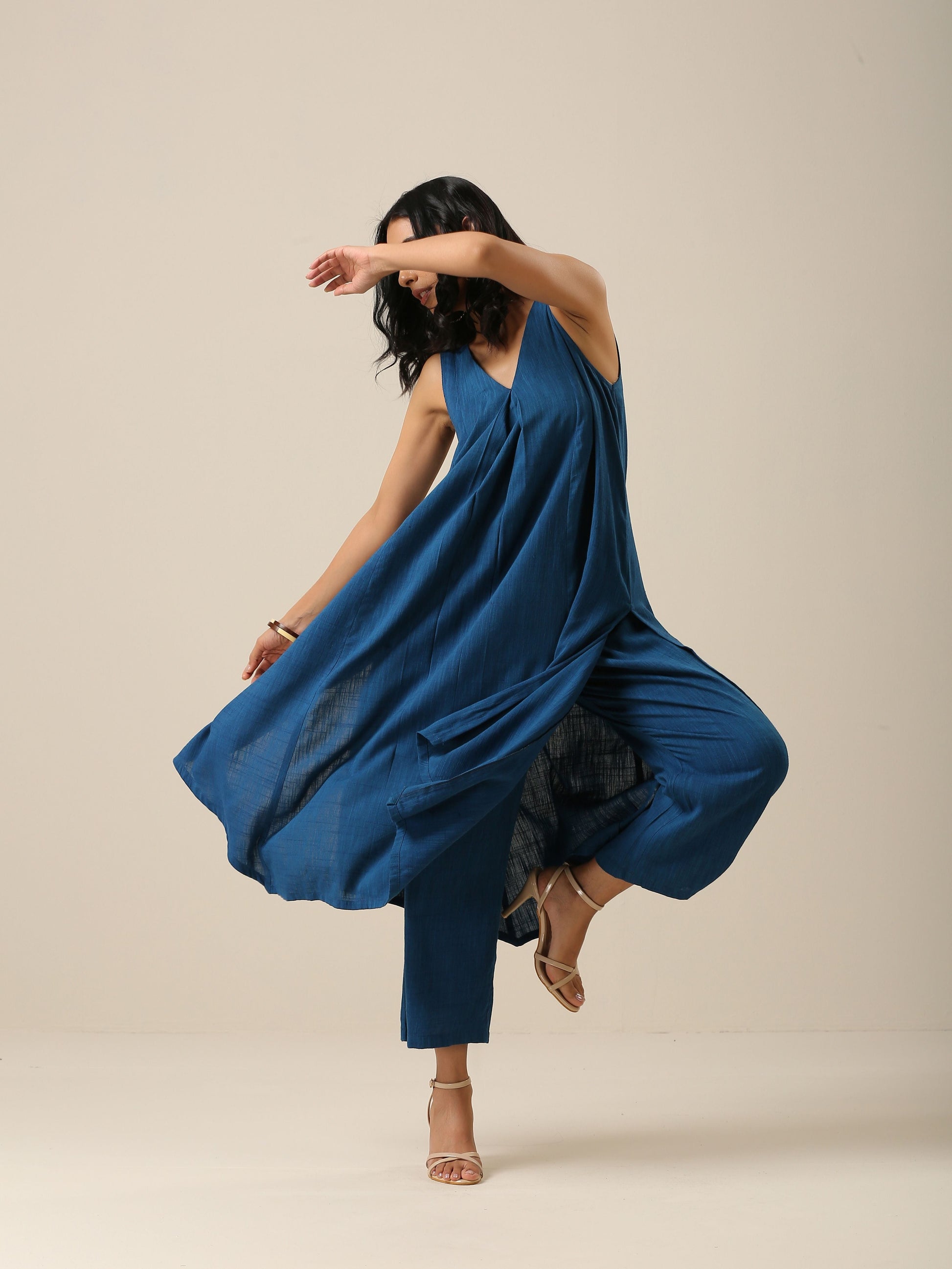 trueBrowns Classic Blue Slub Texture Sleeveless Flared Kurta Pant Set | Swadesiicart