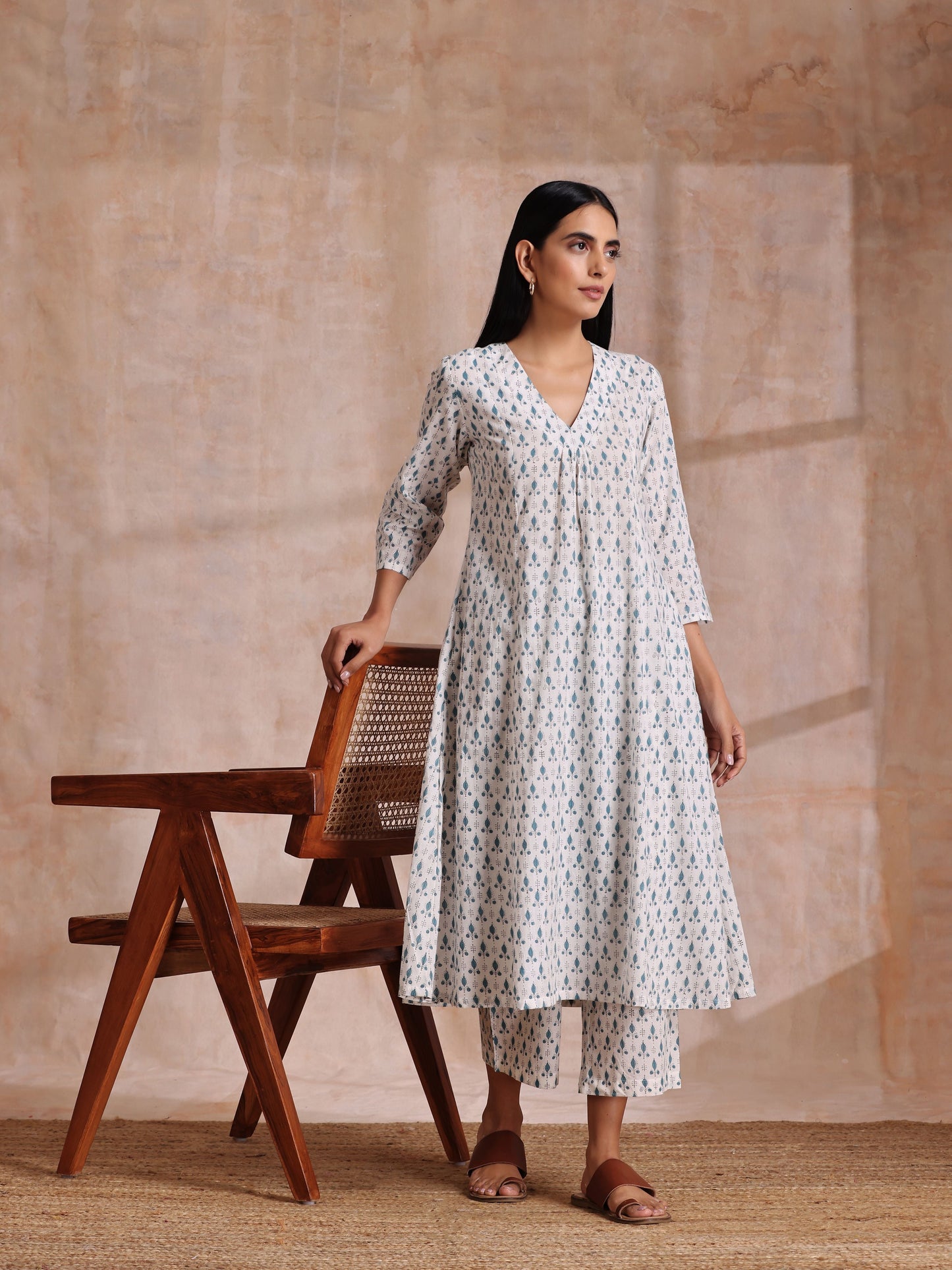 trueBrowns White With Teal Buta Block Print Cotton Front Neck Gathered Kurta Pant Set | Swadesiicart