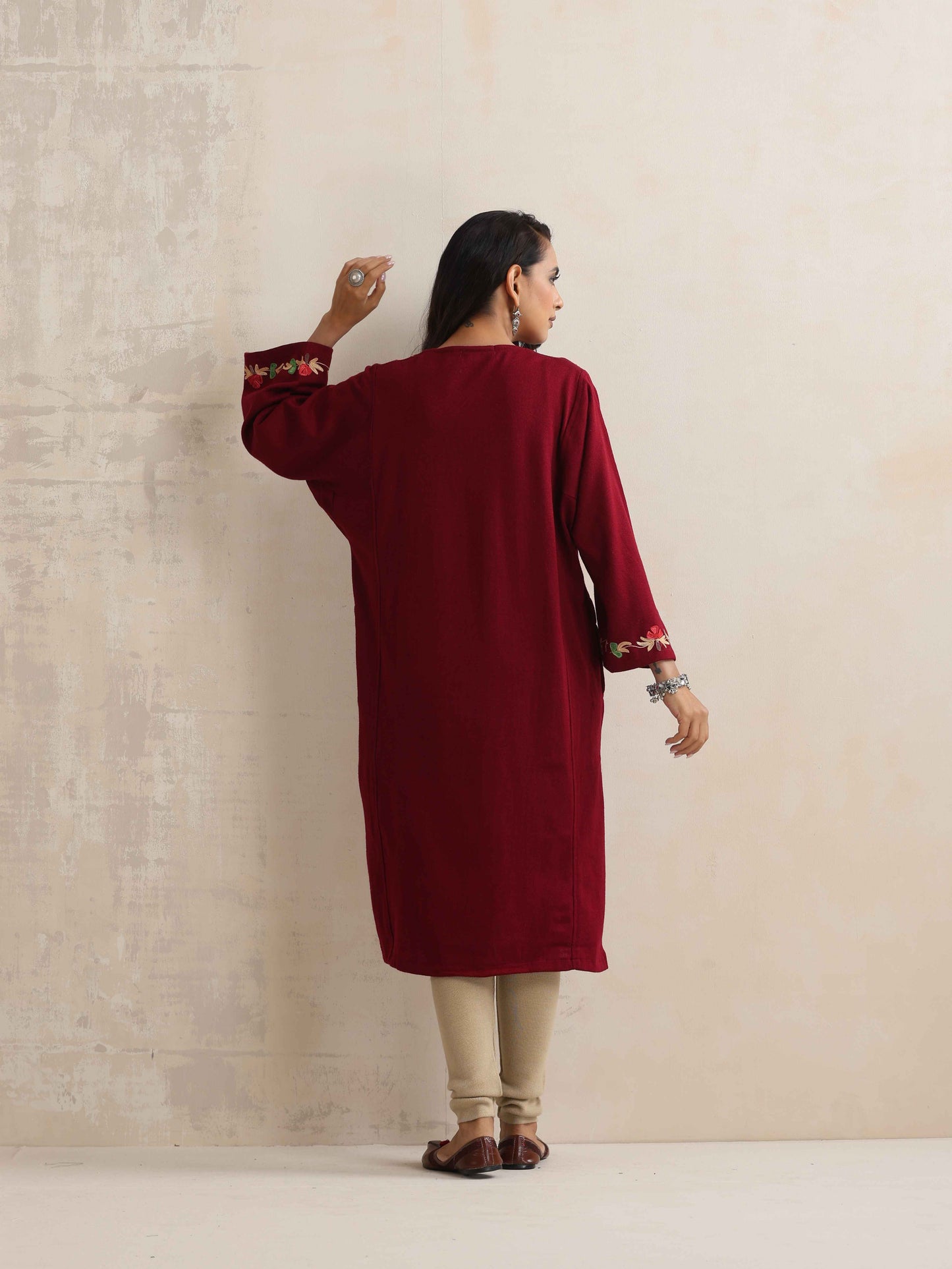 trueBrowns Maroon Kashmiri Embroidered Woollen Phiran Kurta | Swadesiicart