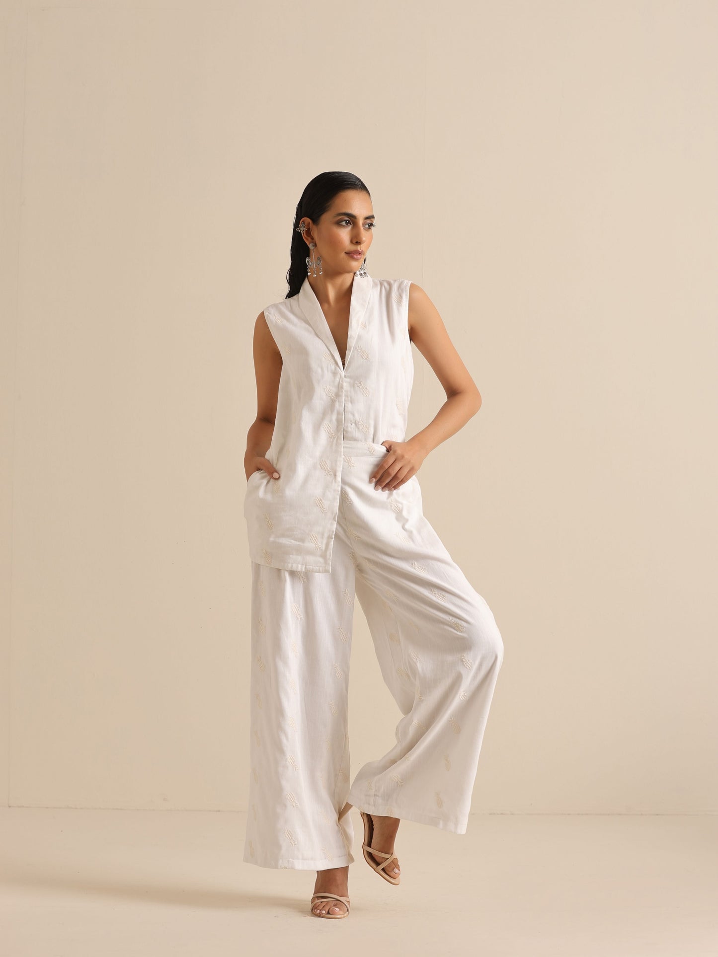 trueBrowns White Pineapple Sleeveless Jacket Pant Set | Swadesiicart