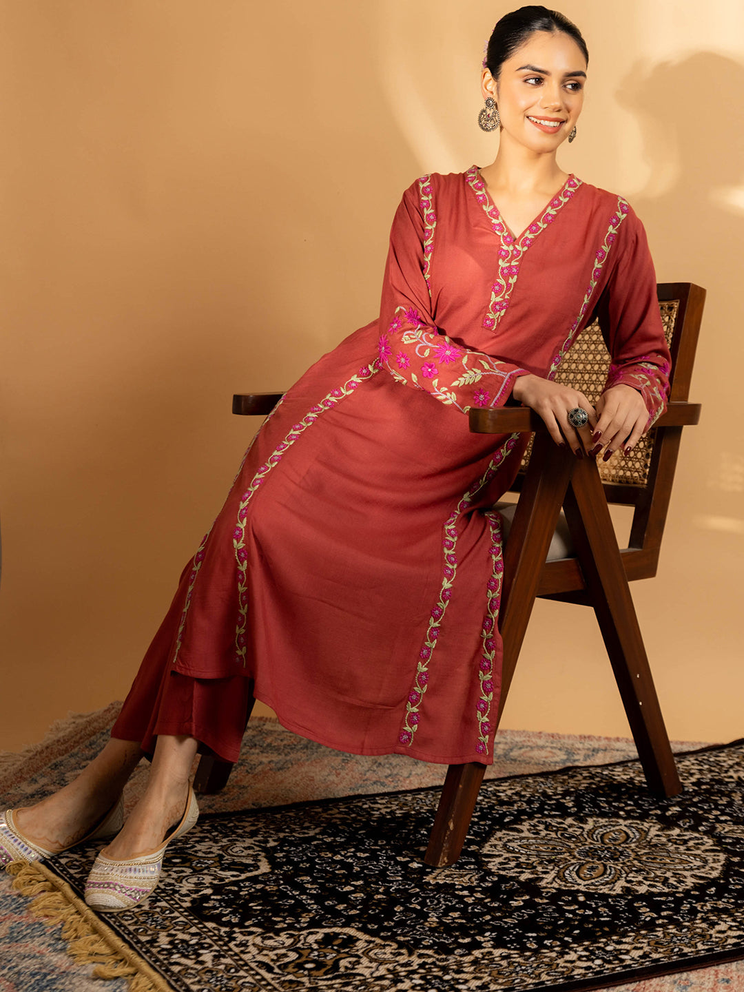 HOUSE OF KARI Floral Embroidered Regular Chikankari Kurta with Trousers | Swadesiicart