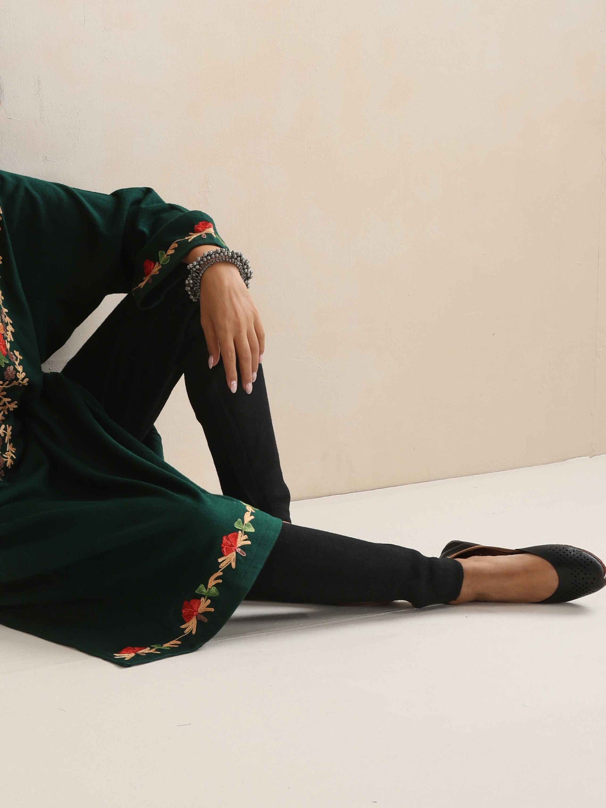 trueBrowns Green Kashmiri Floral Embroidered Woollen Phiran Kurta | Swadesiicart
