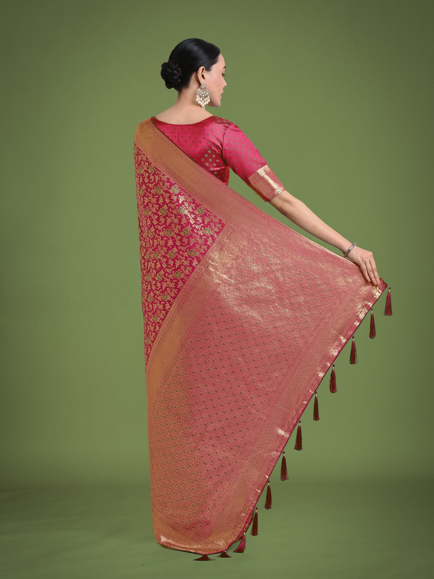 Monjolika Fashion Scintilla Magenta Banarasi Satin Silk Meenakari zari weaving Pattern Saree | Swadesiicart