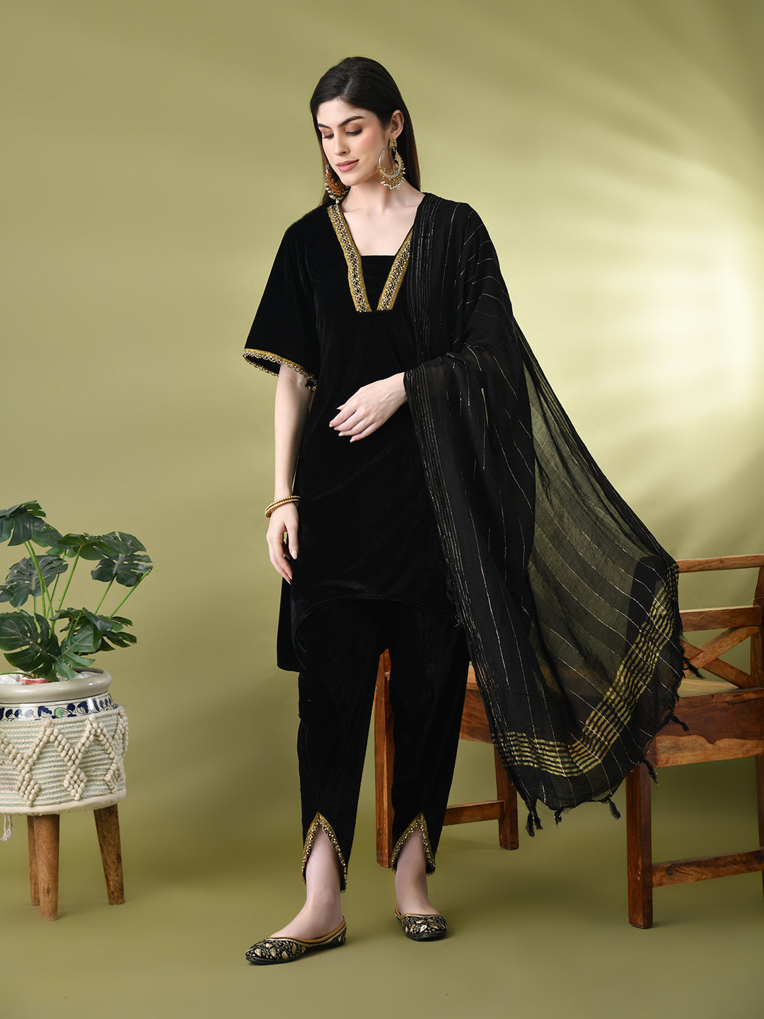 Myshka Women's Black Velvet Kurta Pant With Dupatta Set - Swadesiicart