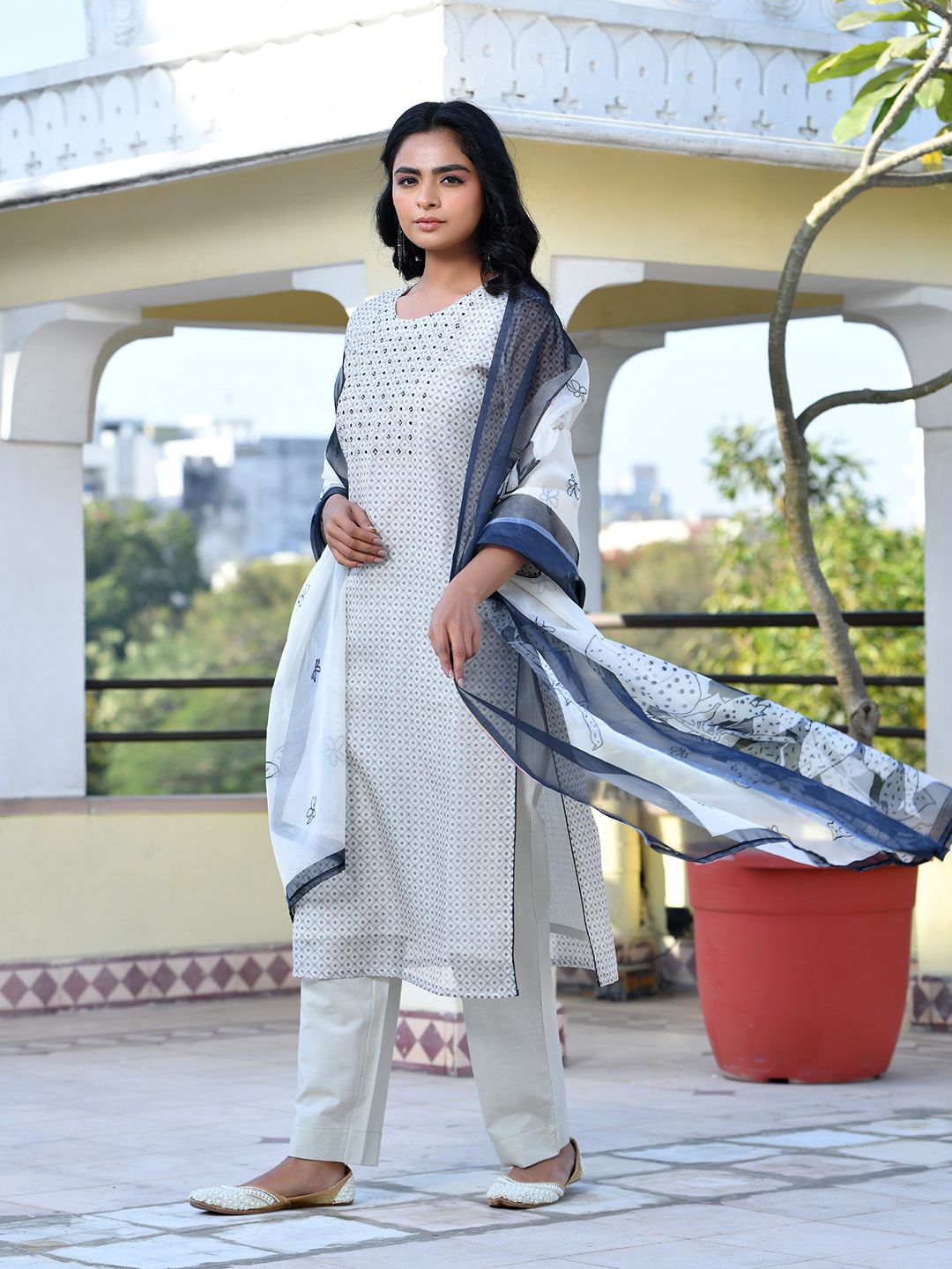 Vaasva Women's Grey Monotone Organza Digital Printed Suit Set | Swadesiicart