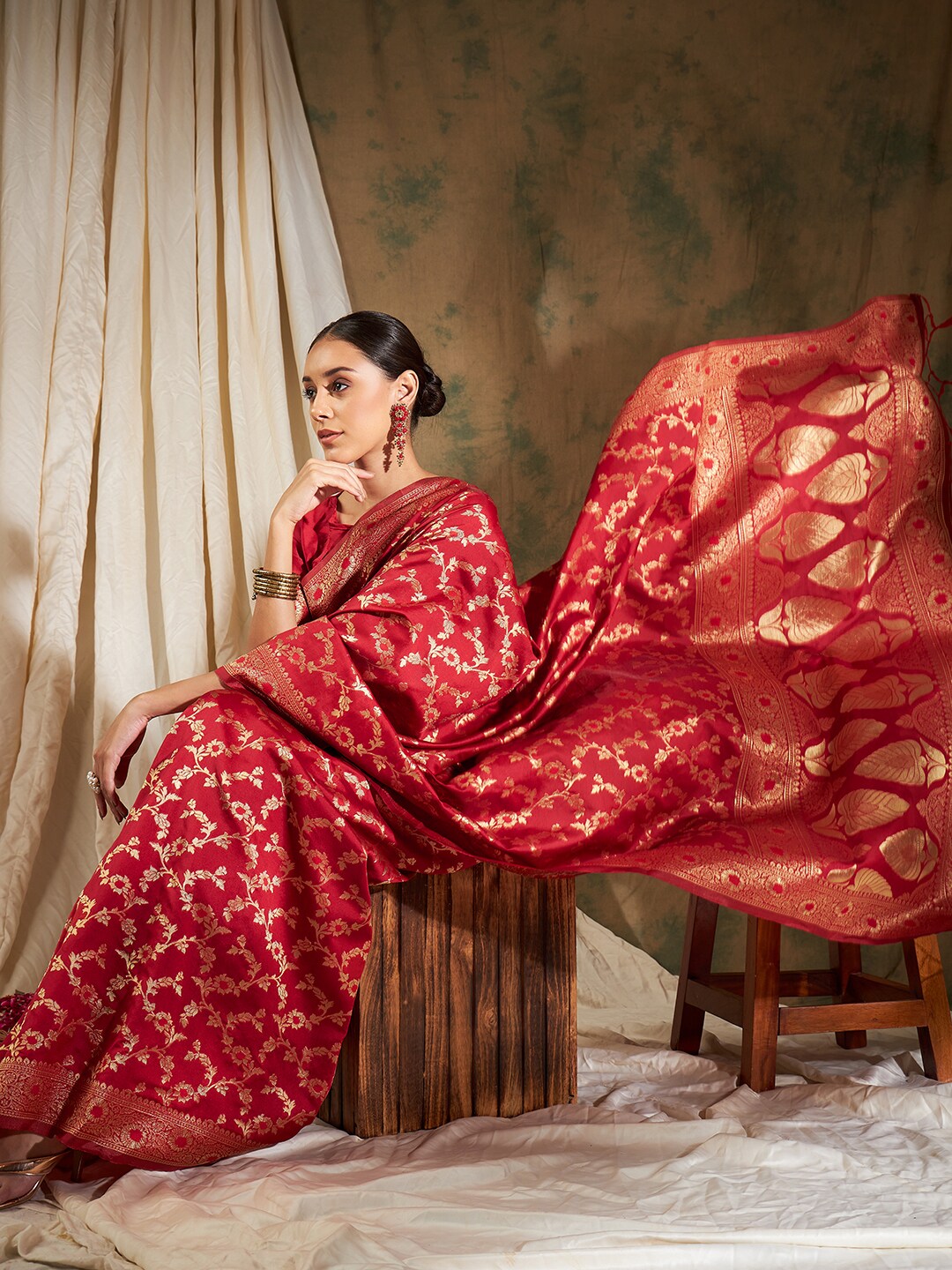 Sangria Red & Gold-Toned Floral Woven Design Zari Banarasi Saree | Swadesiicart