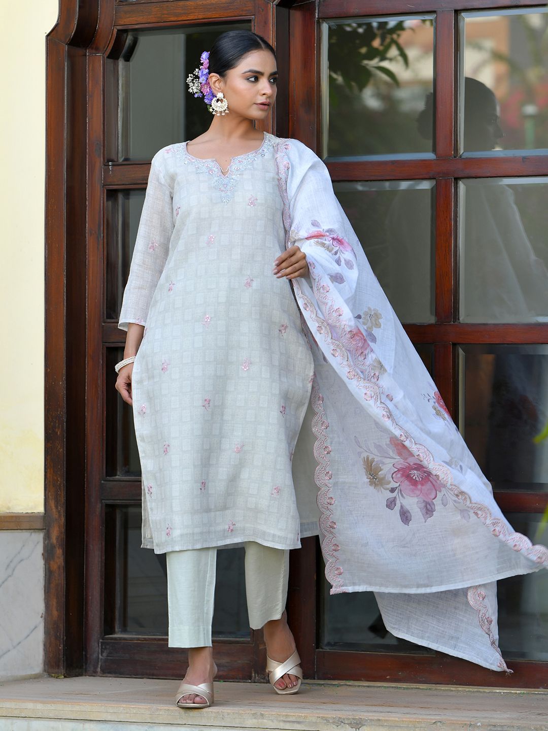 Vaasva Women's Grey Pink Linen Suit Set With Cutwork Dupatta | Swadesiicart