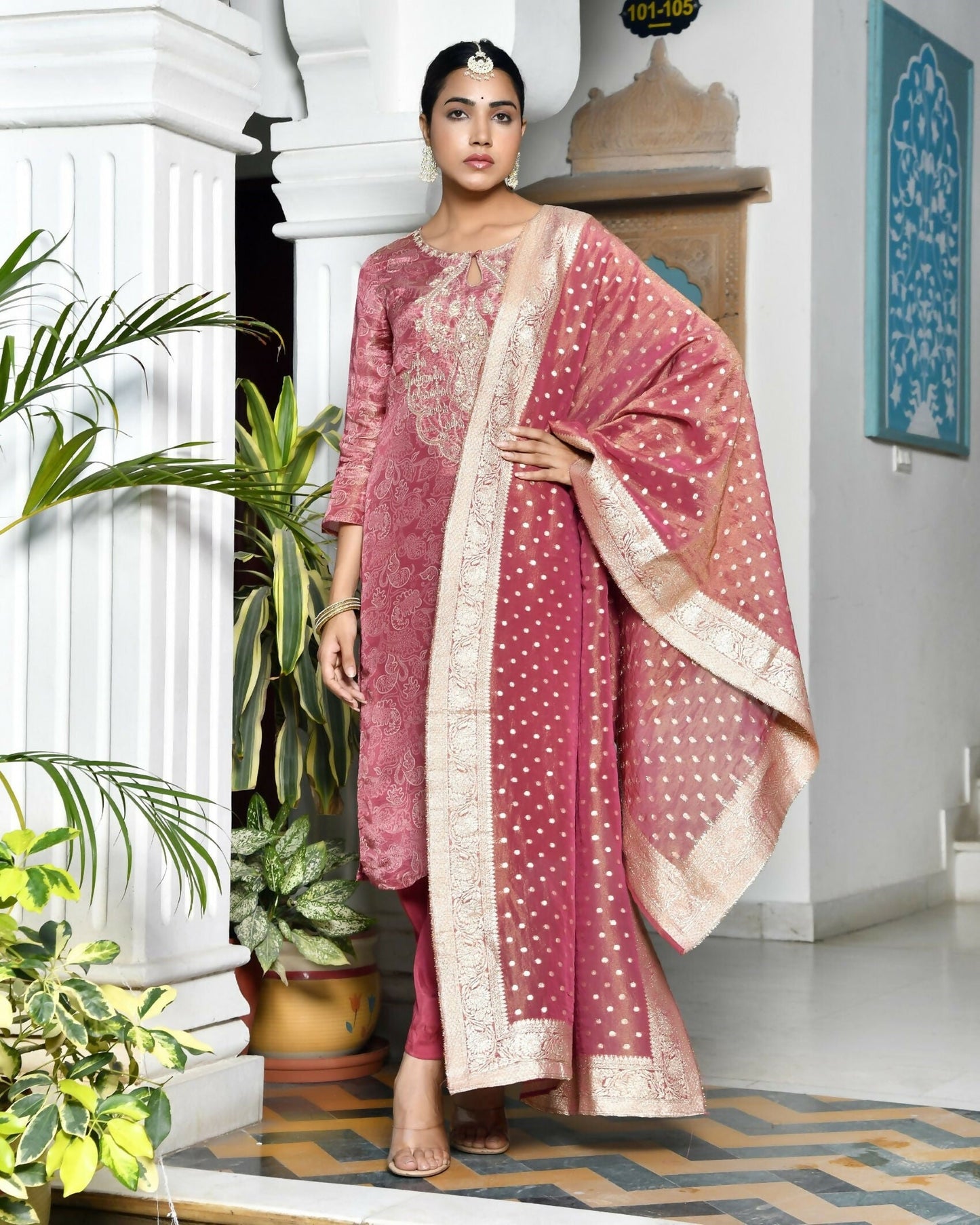 Vaasva Women's Digital Printed Tissue Suit Set With Solid Pant & Brocade Dupatta | Swadesiicart