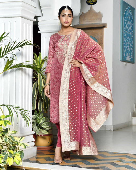 Vaasva Women's Digital Printed Tissue Suit Set With Solid Pant & Brocade Dupatta | Swadesiicart