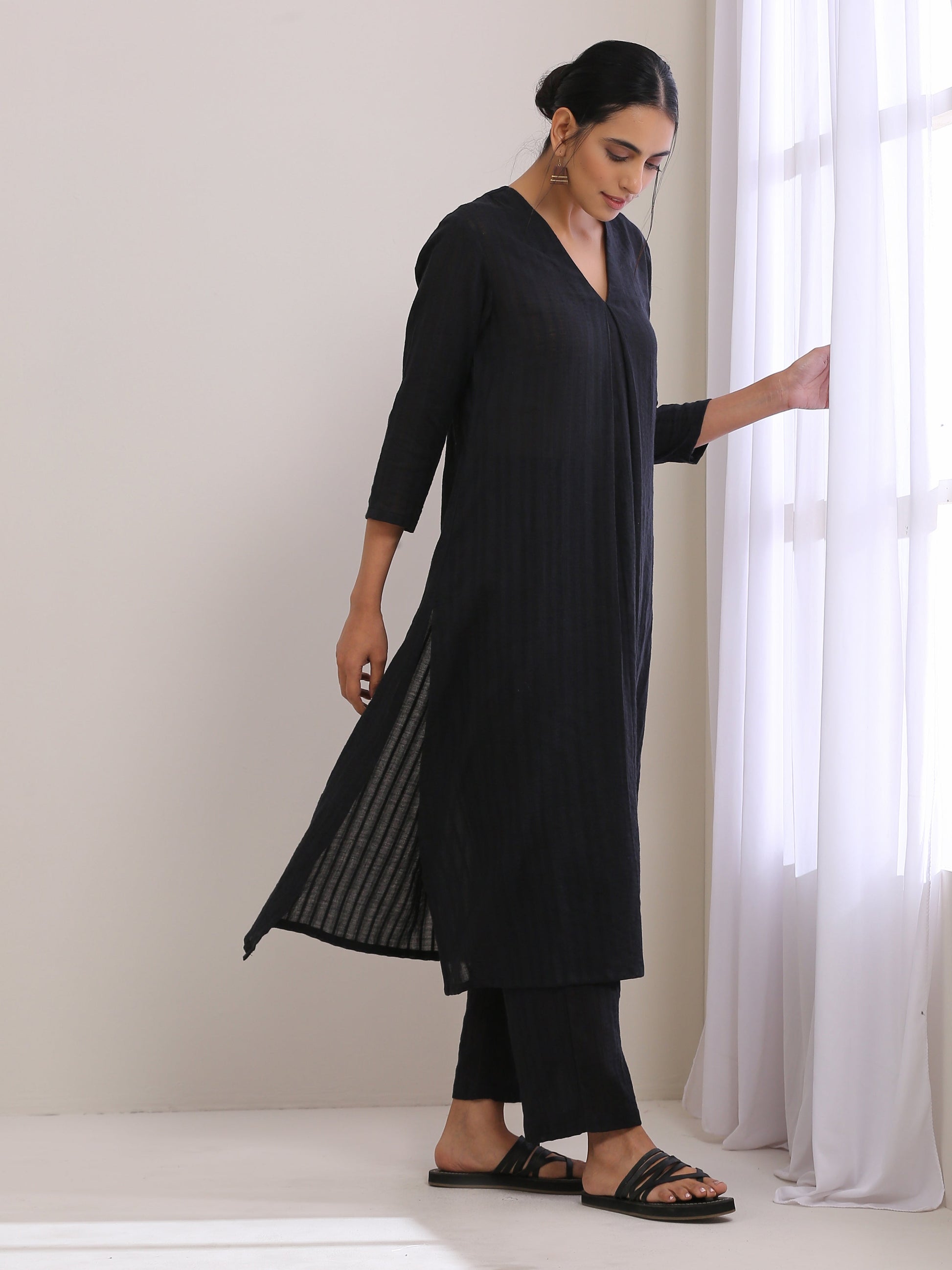 trueBrowns Black Dobby Neck Pleat Kurta Pant Set | Swadesiicart