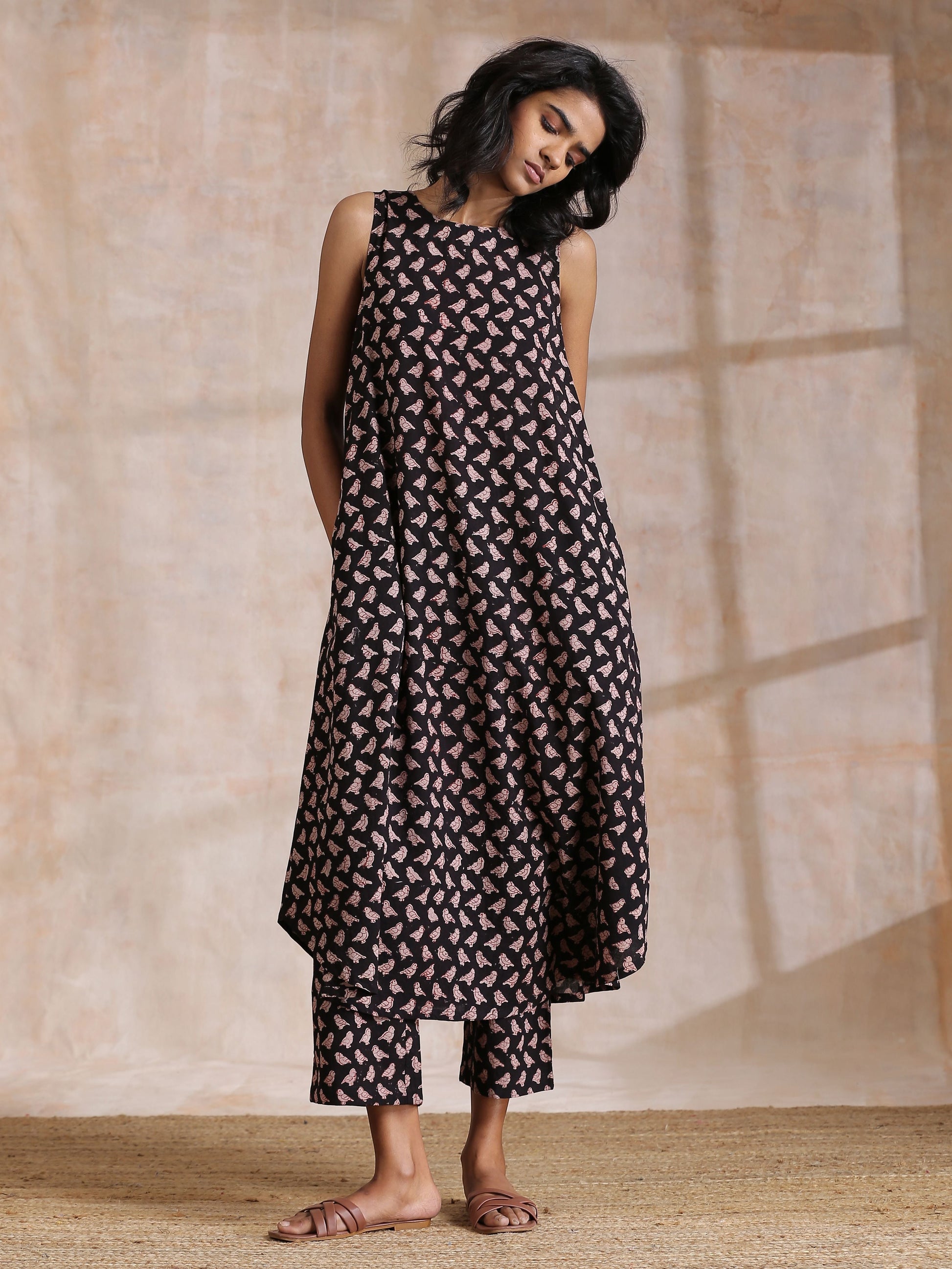 trueBrowns Black Bird Bagru Print Cotton Sleeveless Kurta Pant Set | Swadesiicart