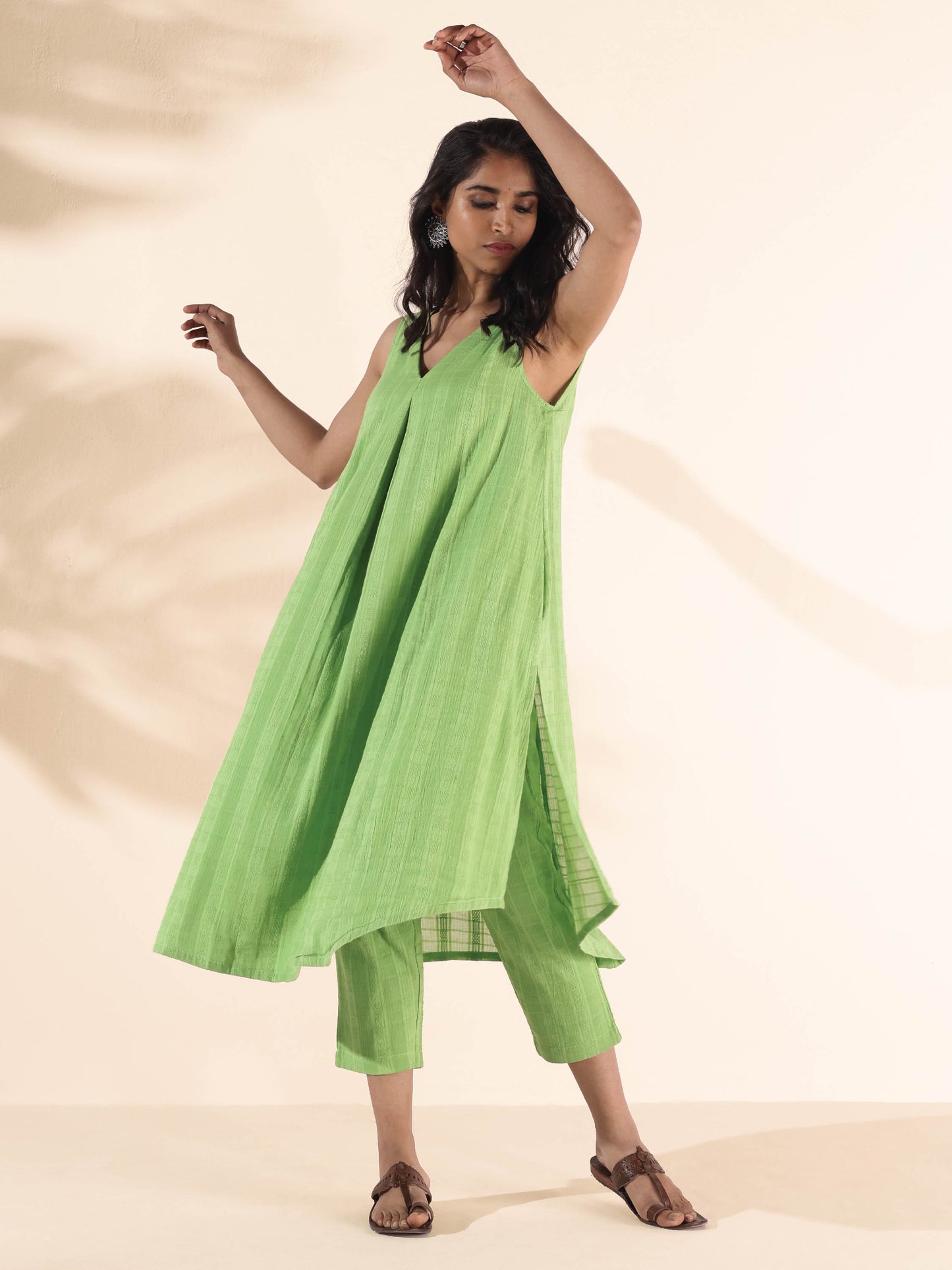 trueBrowns Green Cotton Dobby Sleeveless Kurta Pant Set | Swadesiicart