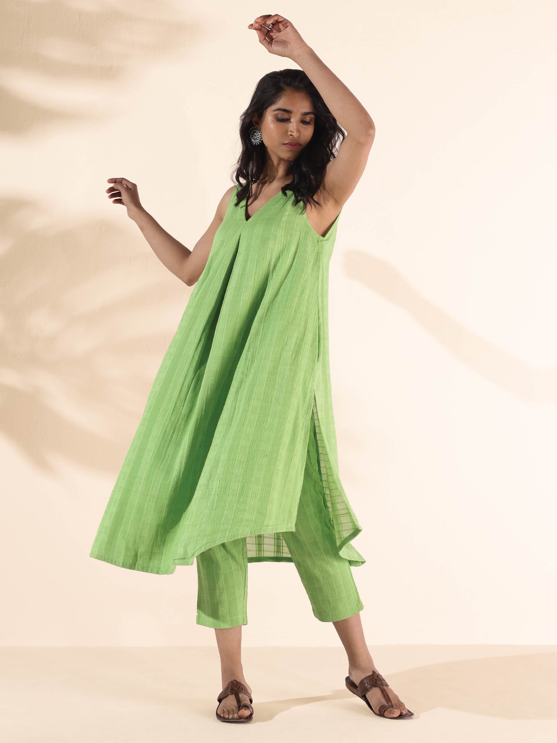 trueBrowns Green Cotton Dobby Sleeveless Kurta Pant Set | Swadesiicart